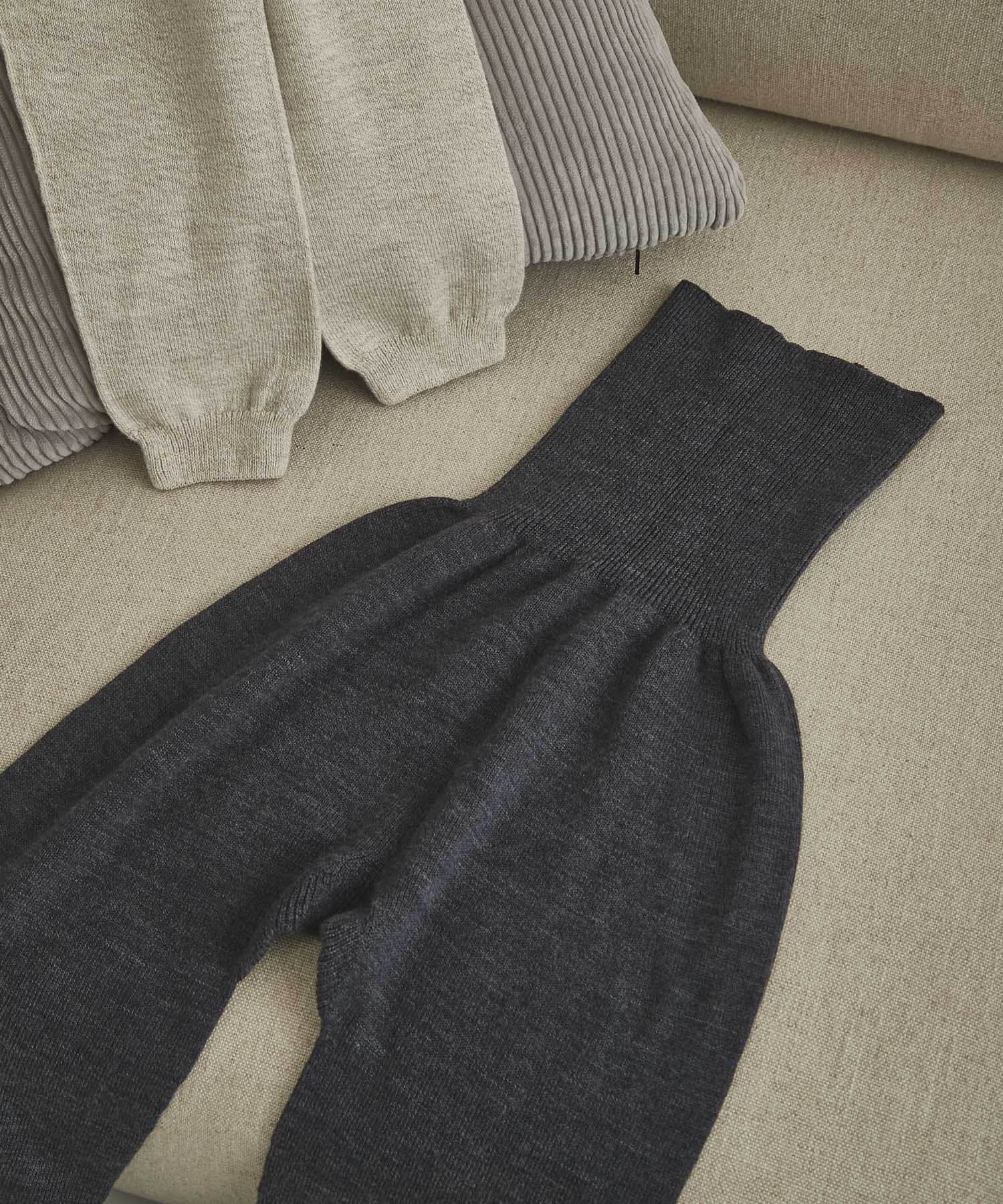 チャコールグレー