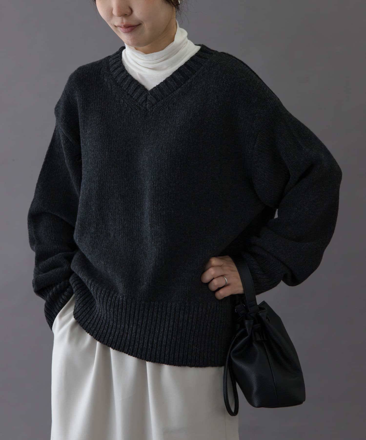 FORK&SPOON　Vネックニット CHARCOAL 1