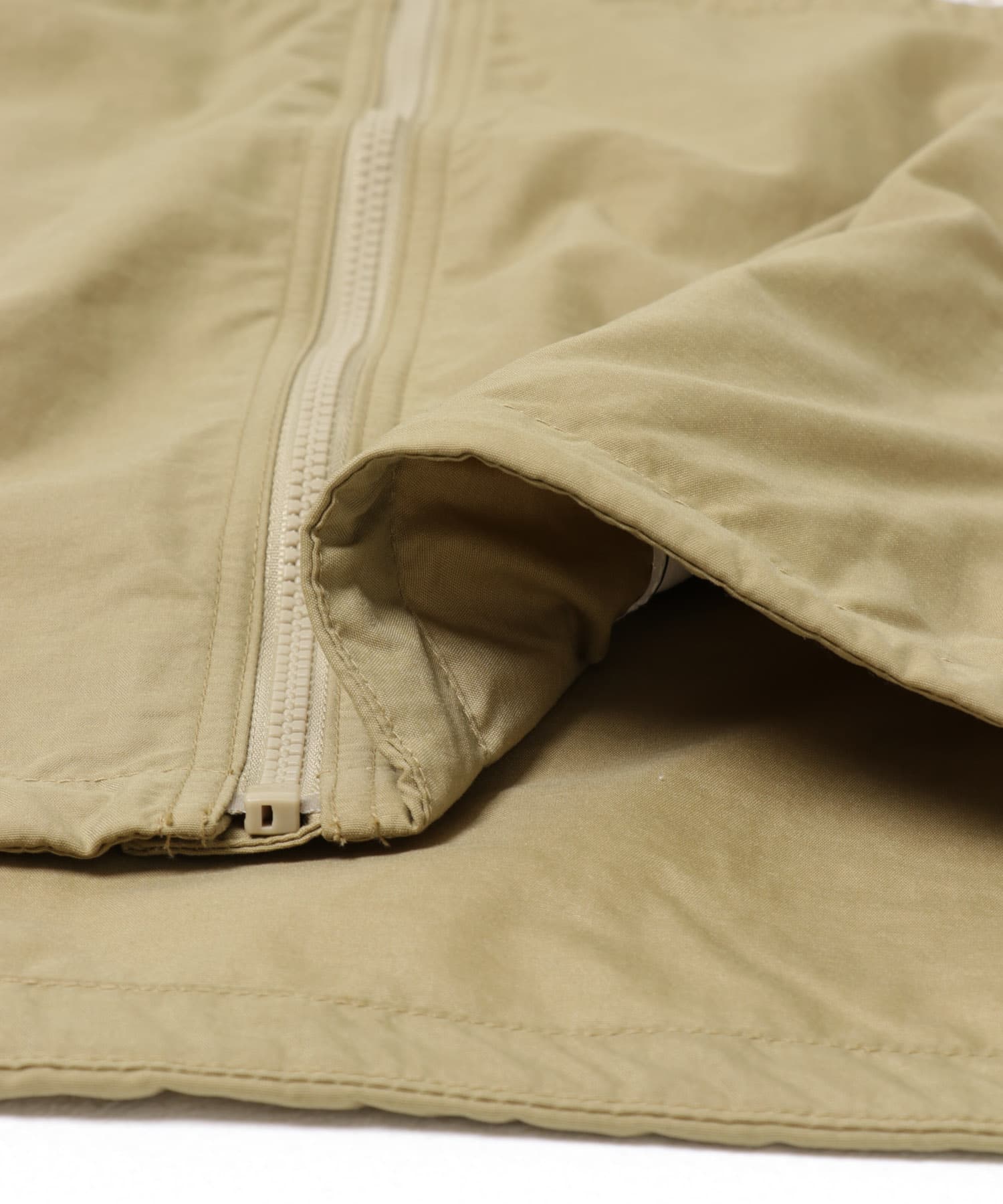 クラシックカーキ