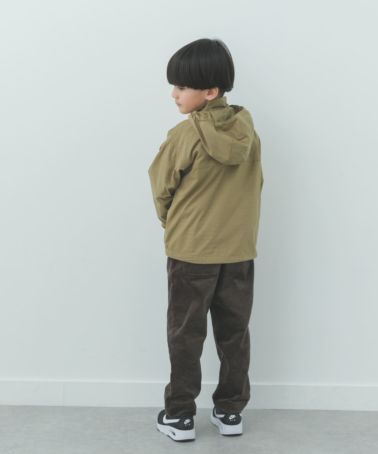 クラシックカーキ