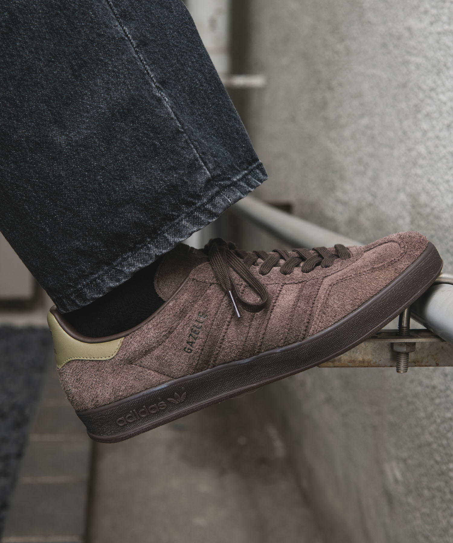 adidas　Exclusive GAZELLE INDOOR ダークブラウン 26