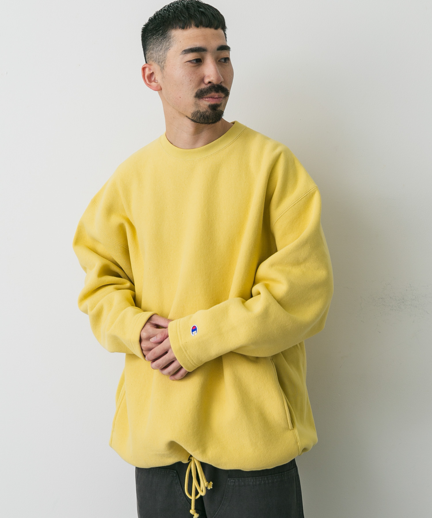 クリームイエロー