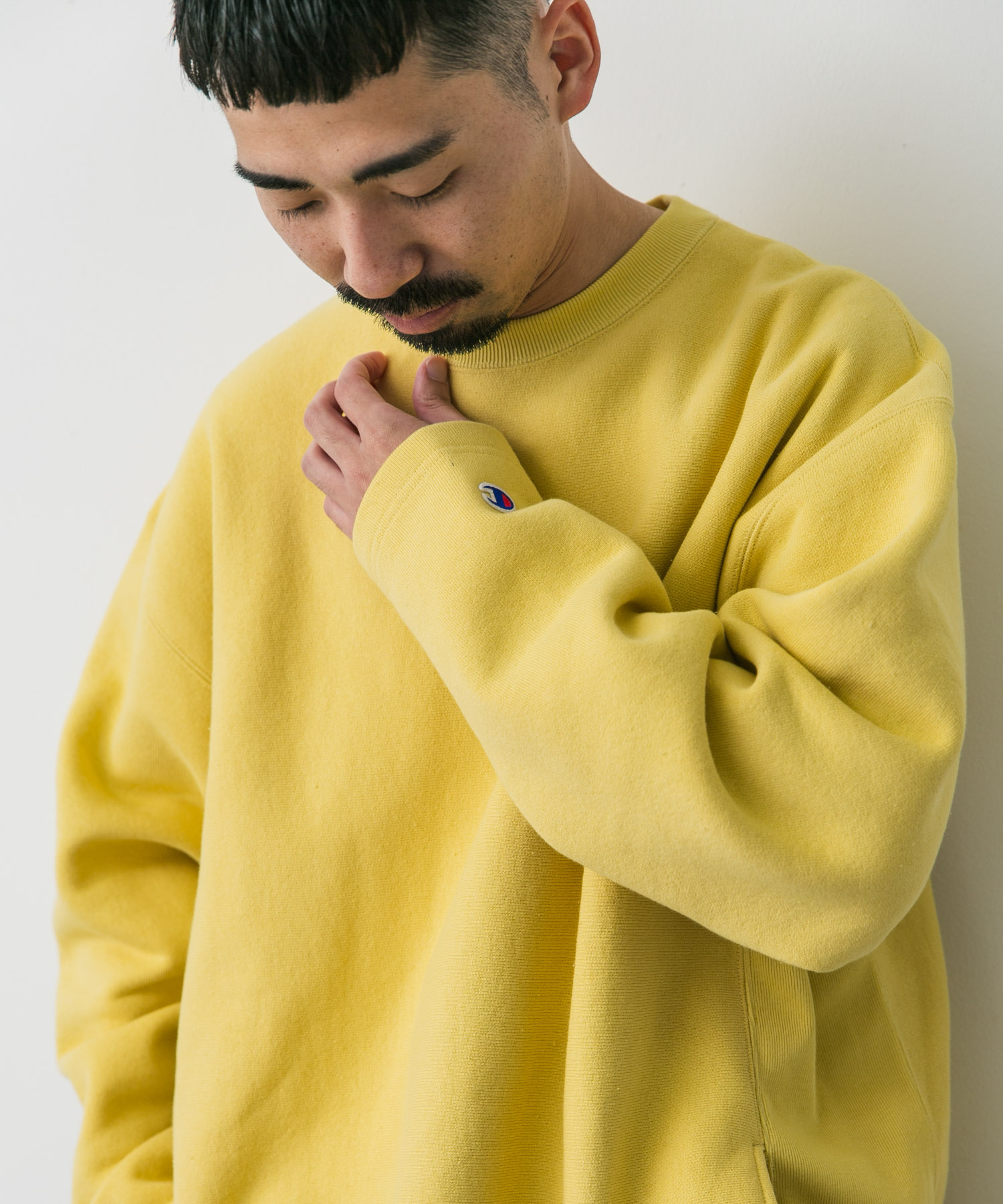 クリームイエロー