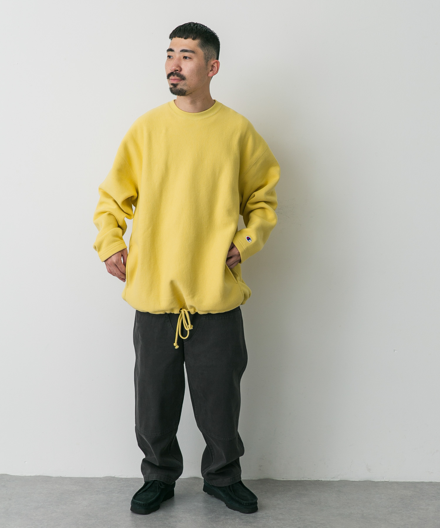 クリームイエロー