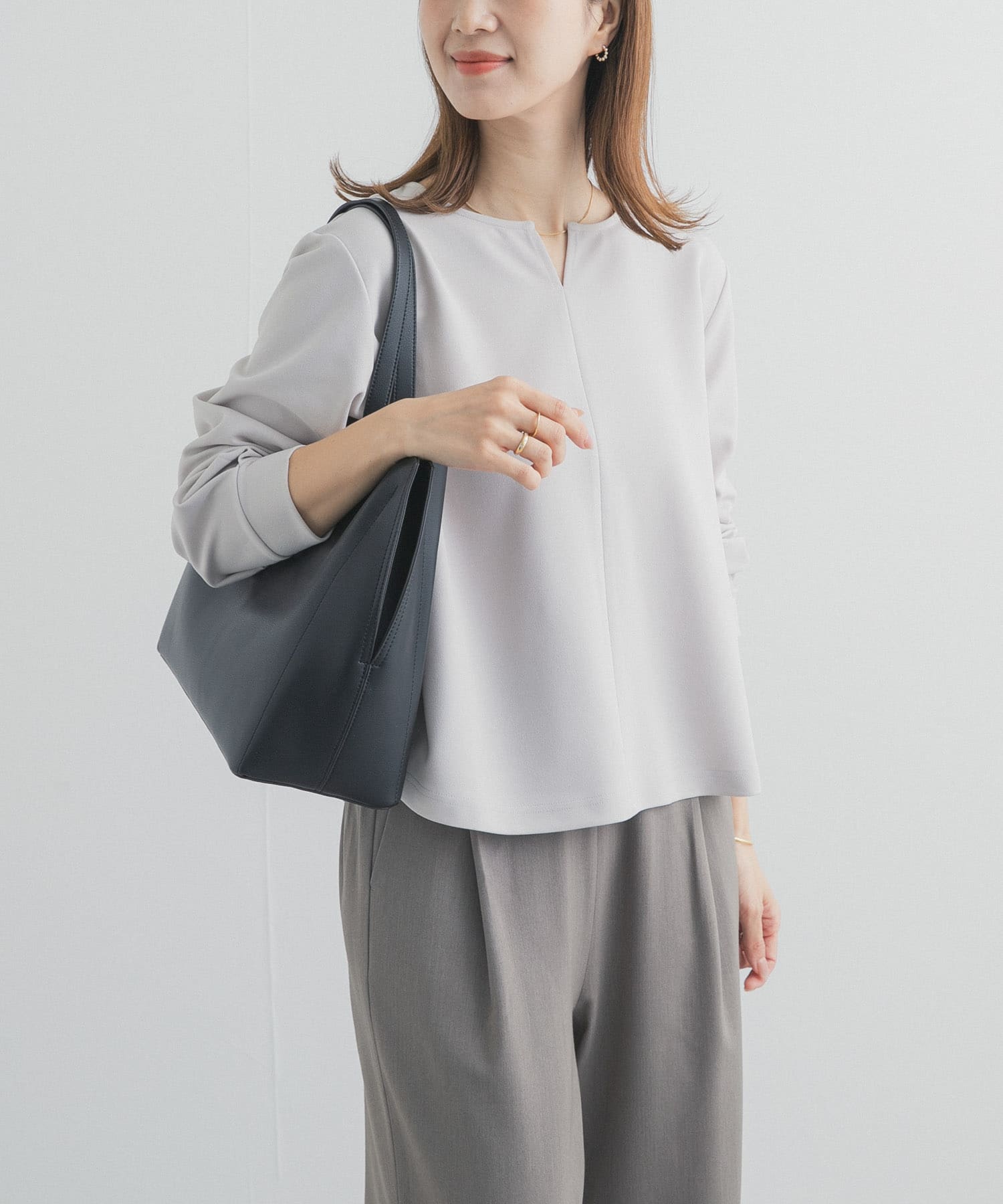 『UR TECH』スリットネックプルオーバー