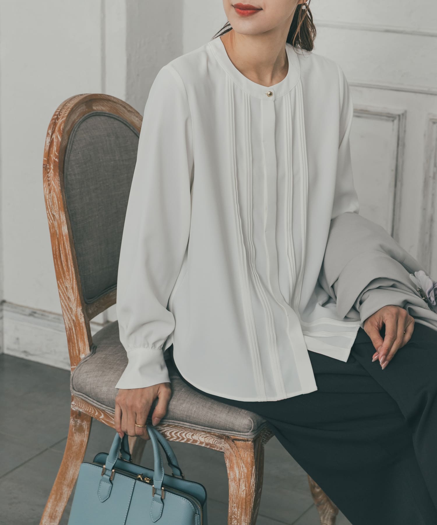 ピンタックゴールドボタンブラウス