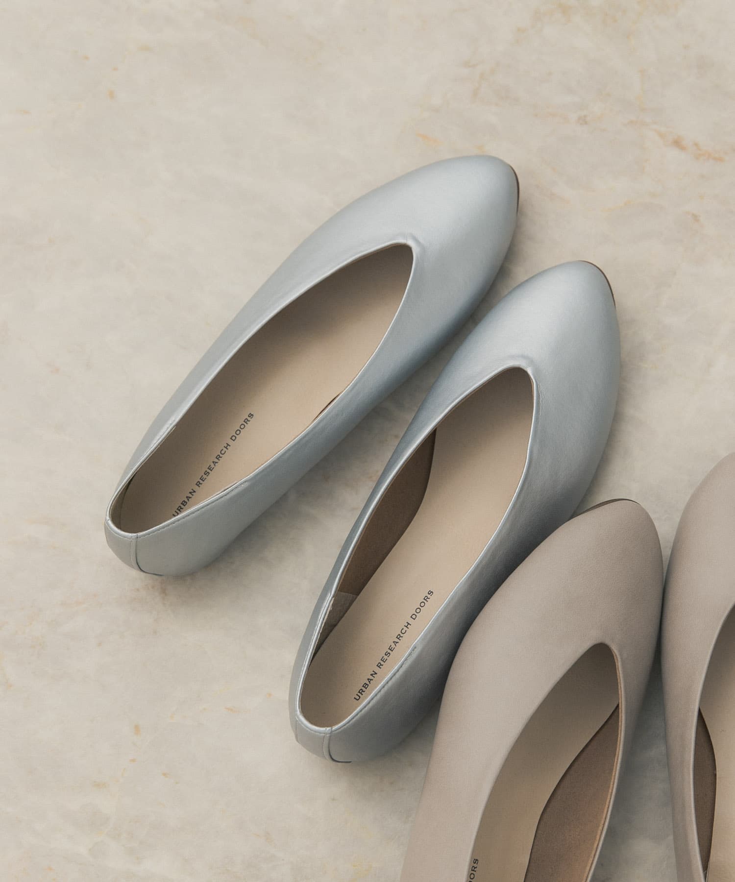 Vカットパンプス