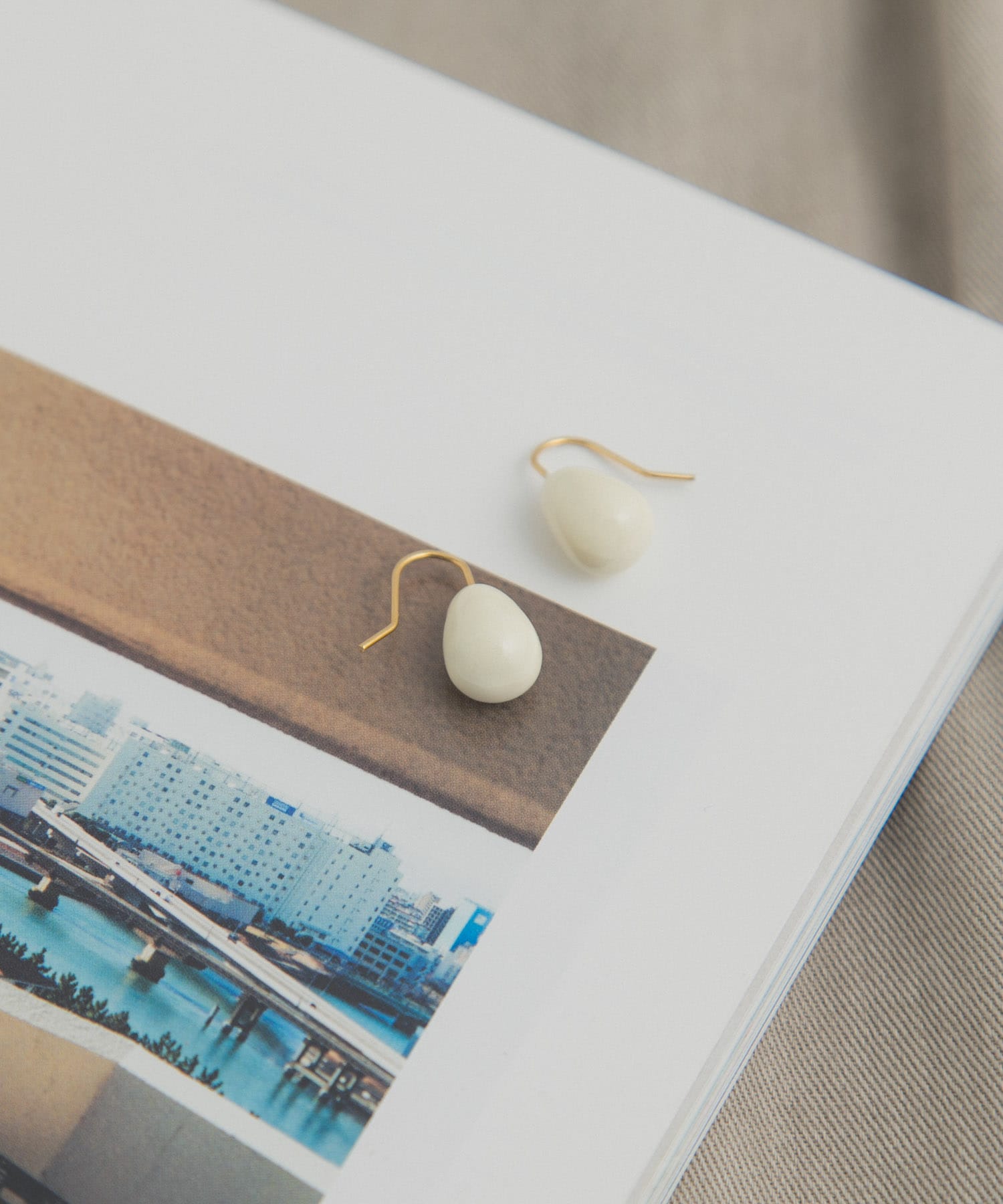 カラーオーブドロップピアス OFF One