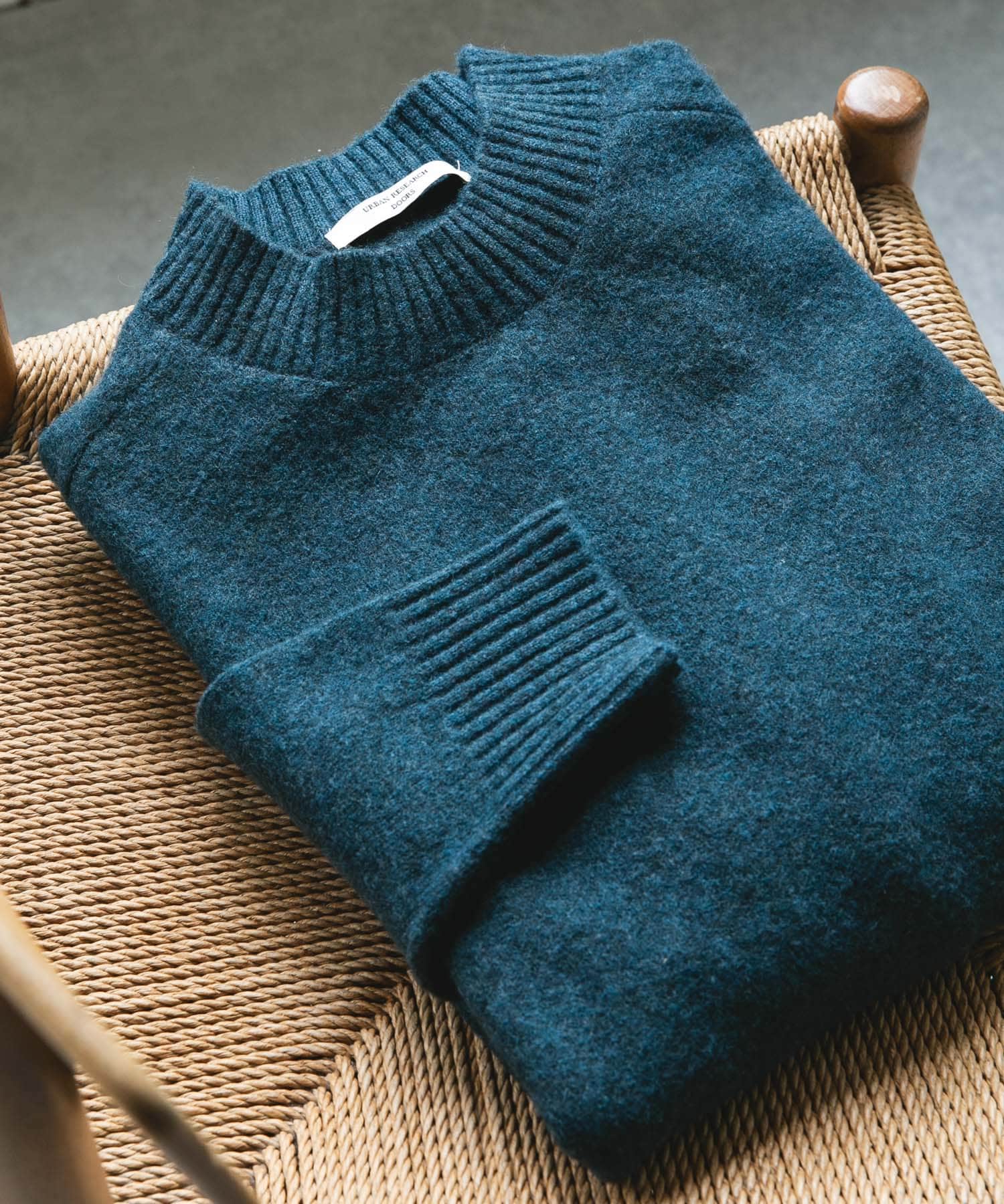 ウール混もちもちハイネックニット