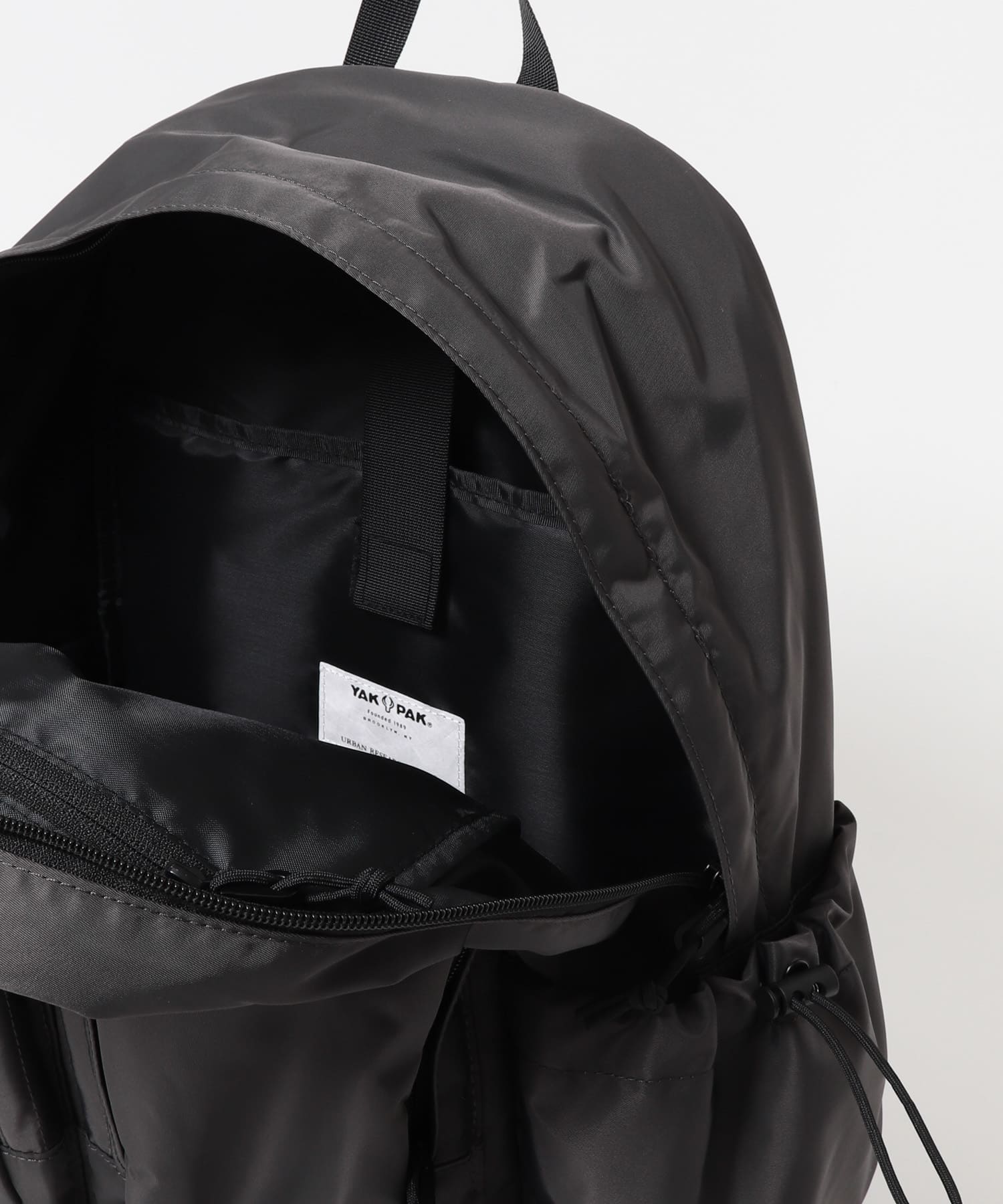別注』YAKPAK×DOORS マルチポケットデイパック(- BLACK): バッグ