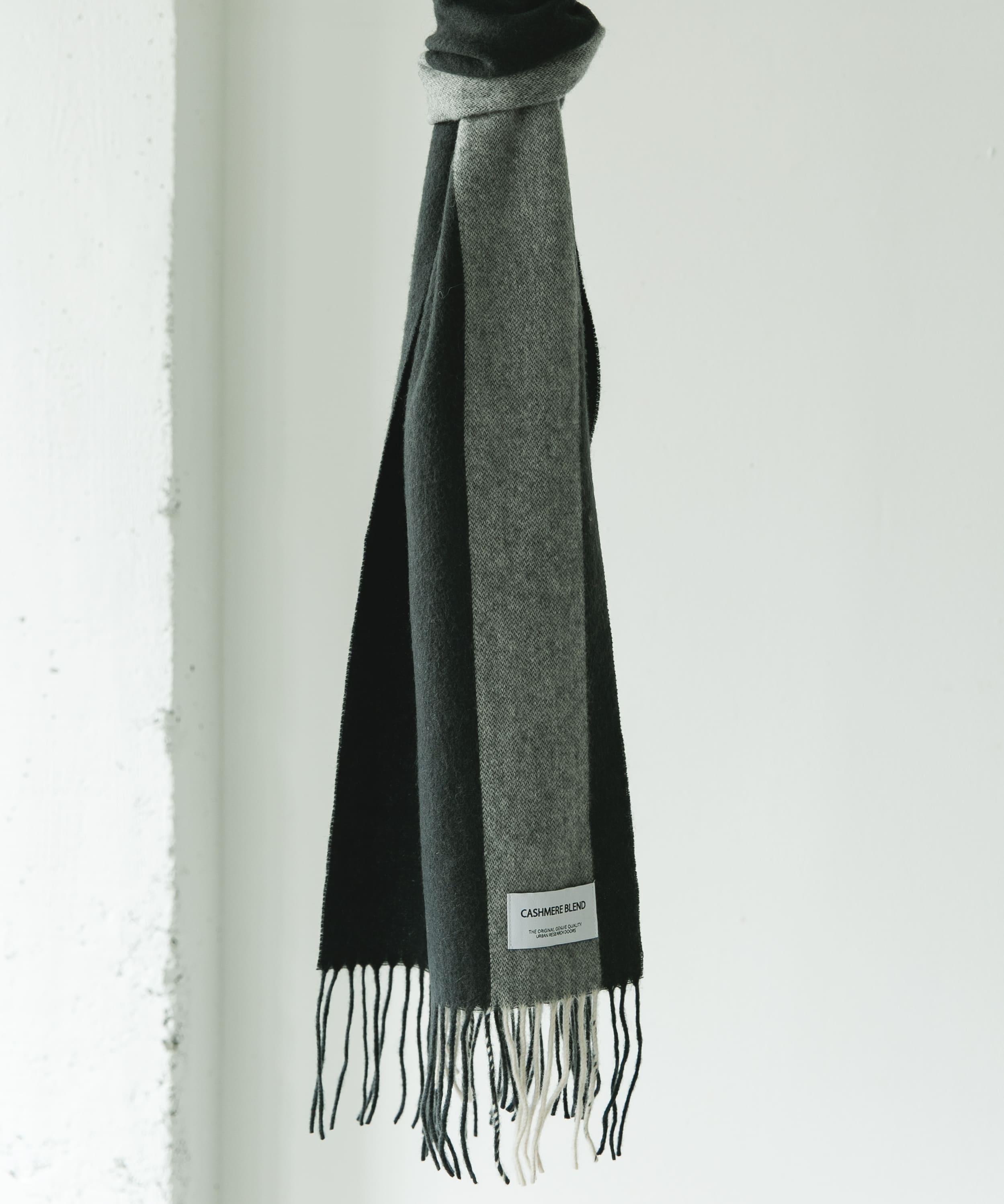カシミヤブレンドストライプマフラー(- CHARCOAL): ファッション雑貨