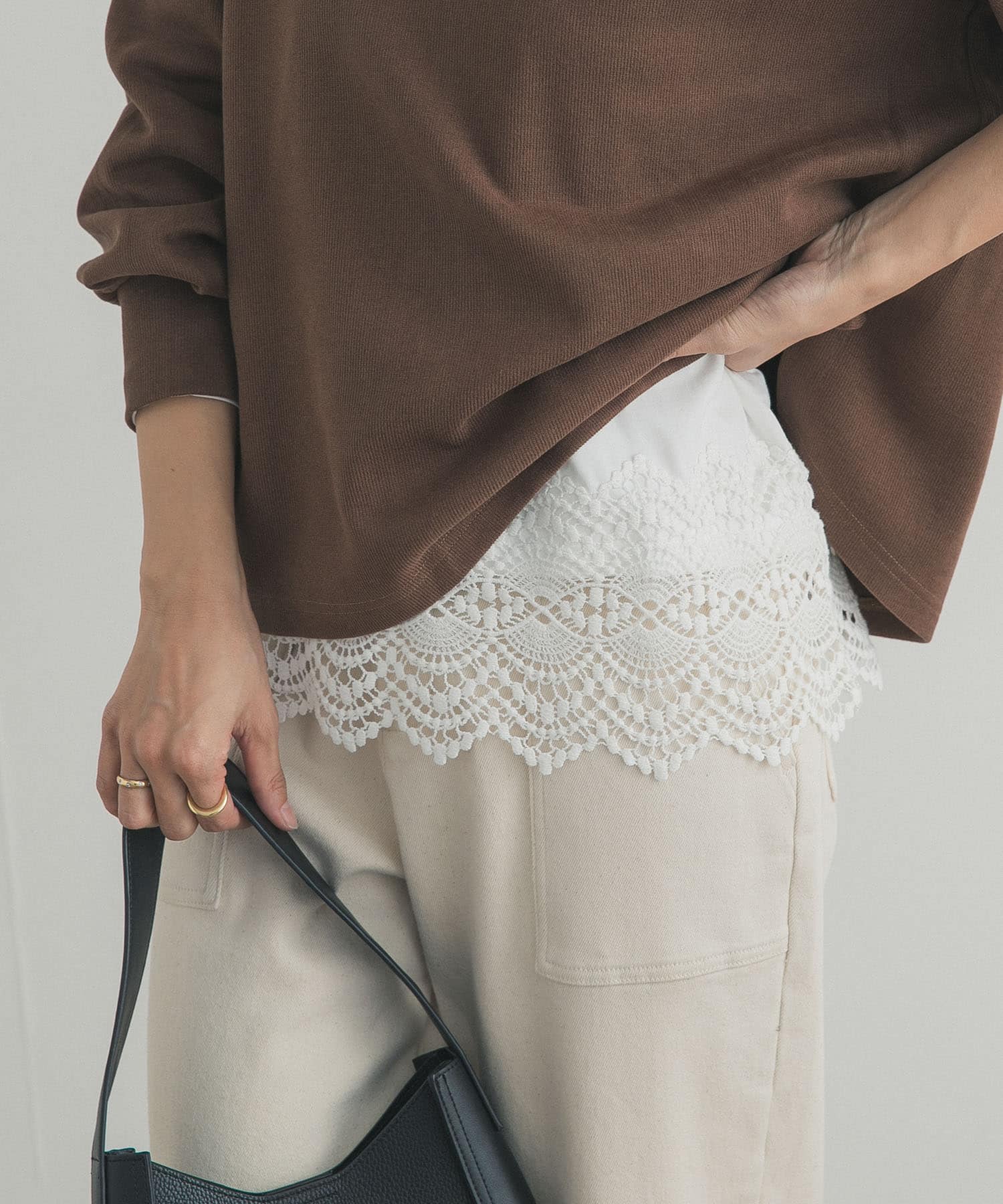 裾レースカットソー