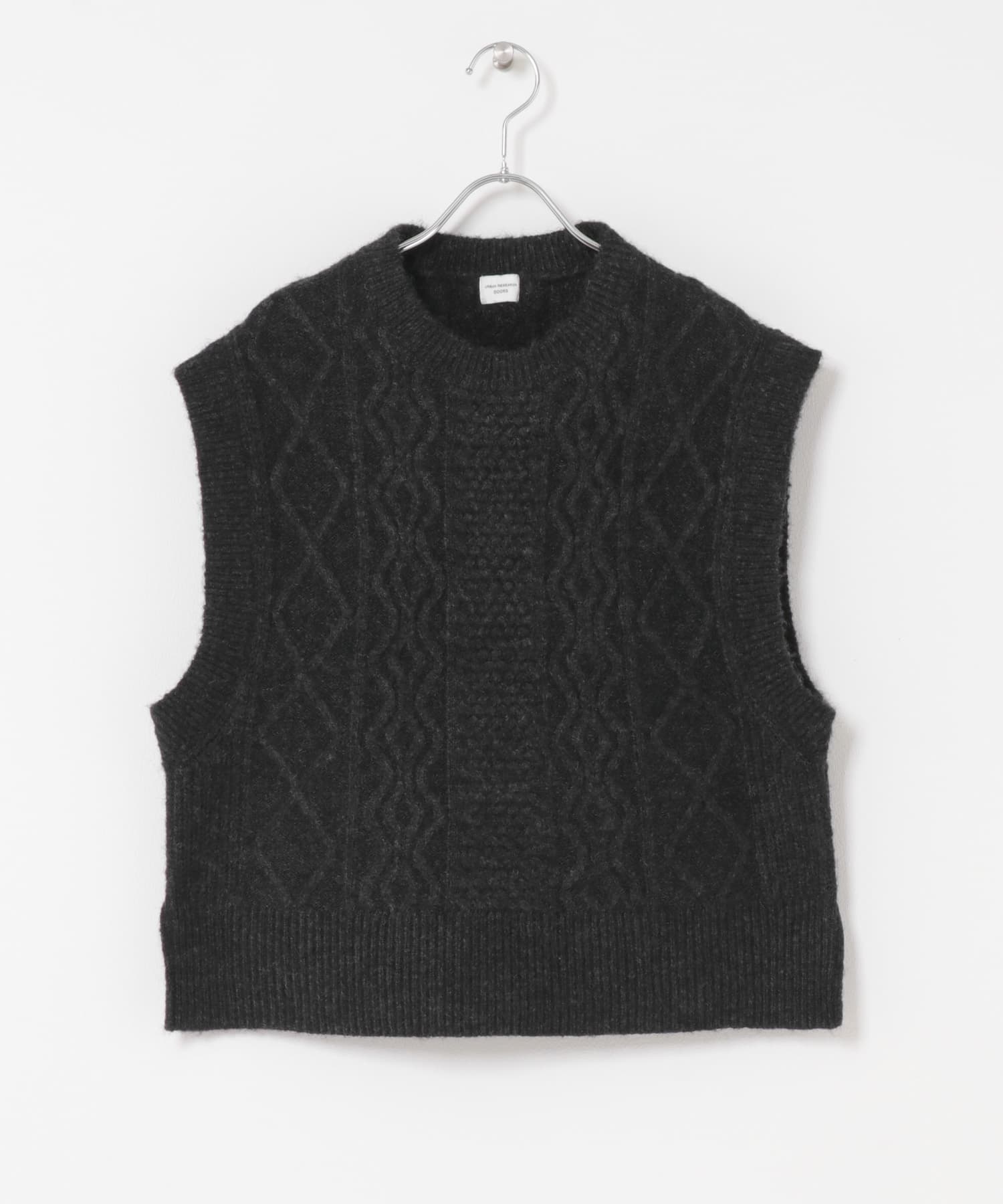 ケーブル柄ニットベスト