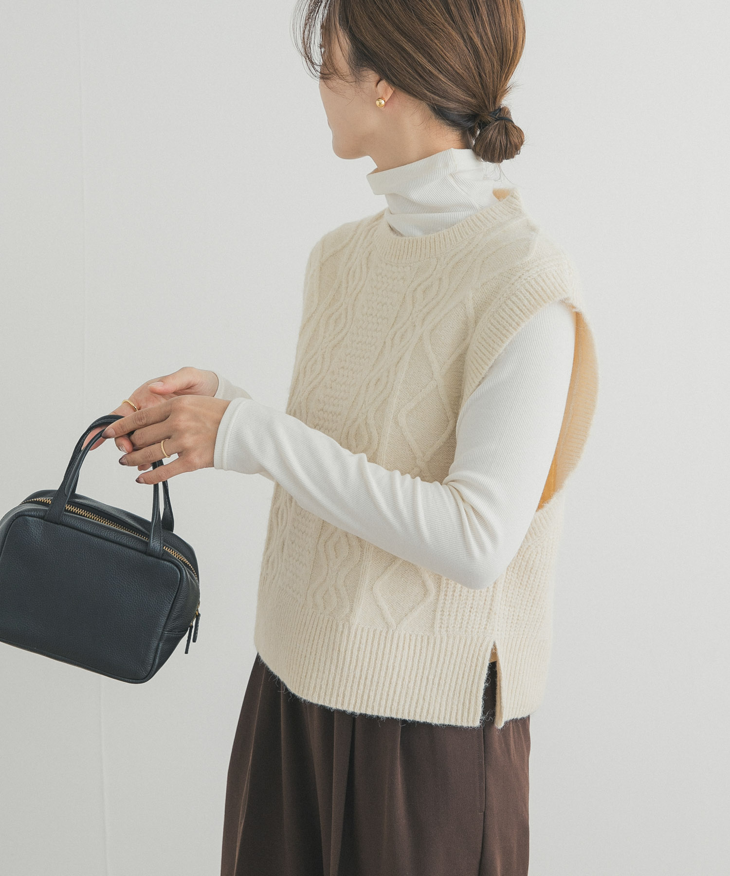 ケーブル柄ニットベスト