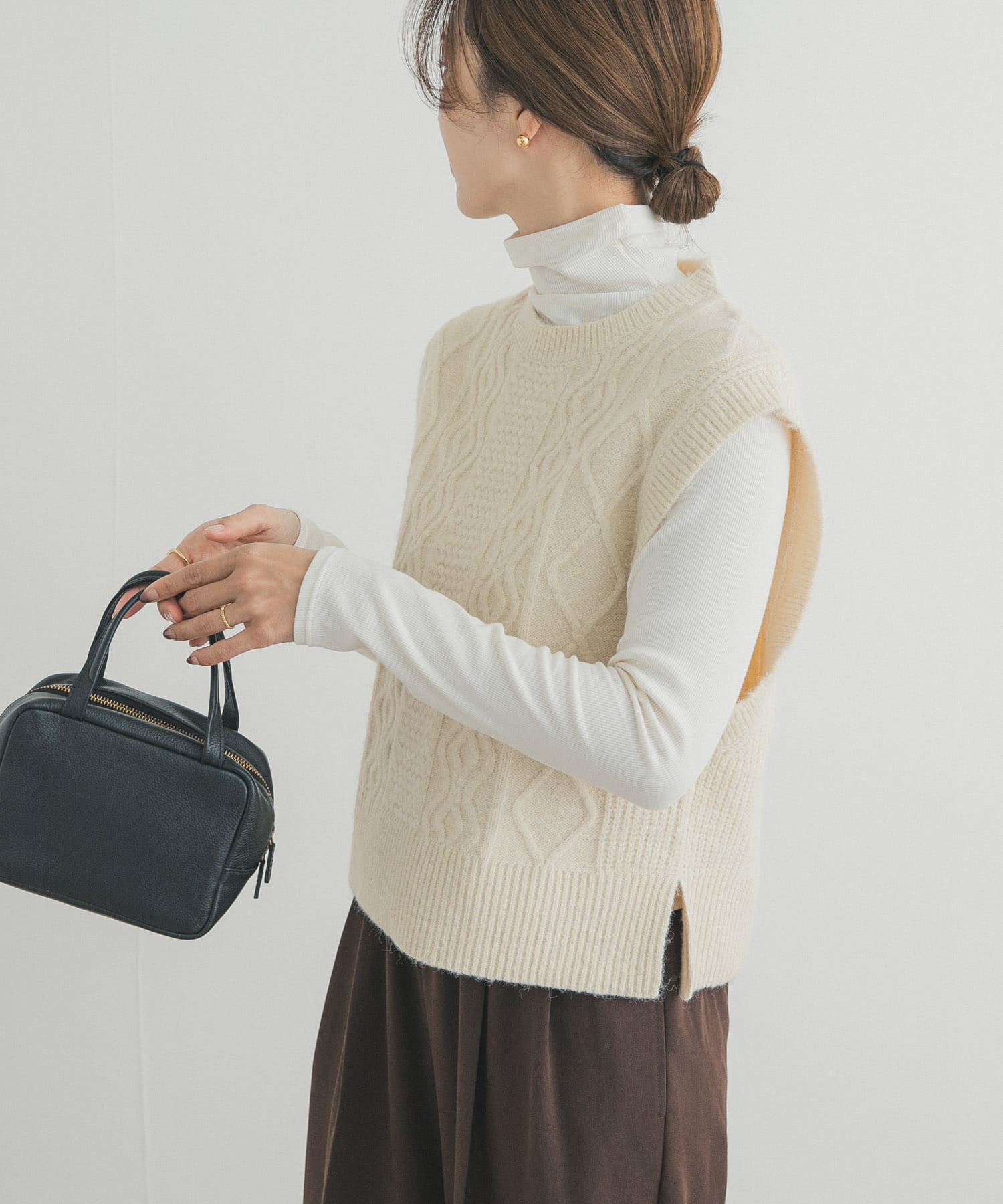 ケーブル柄ニットベスト