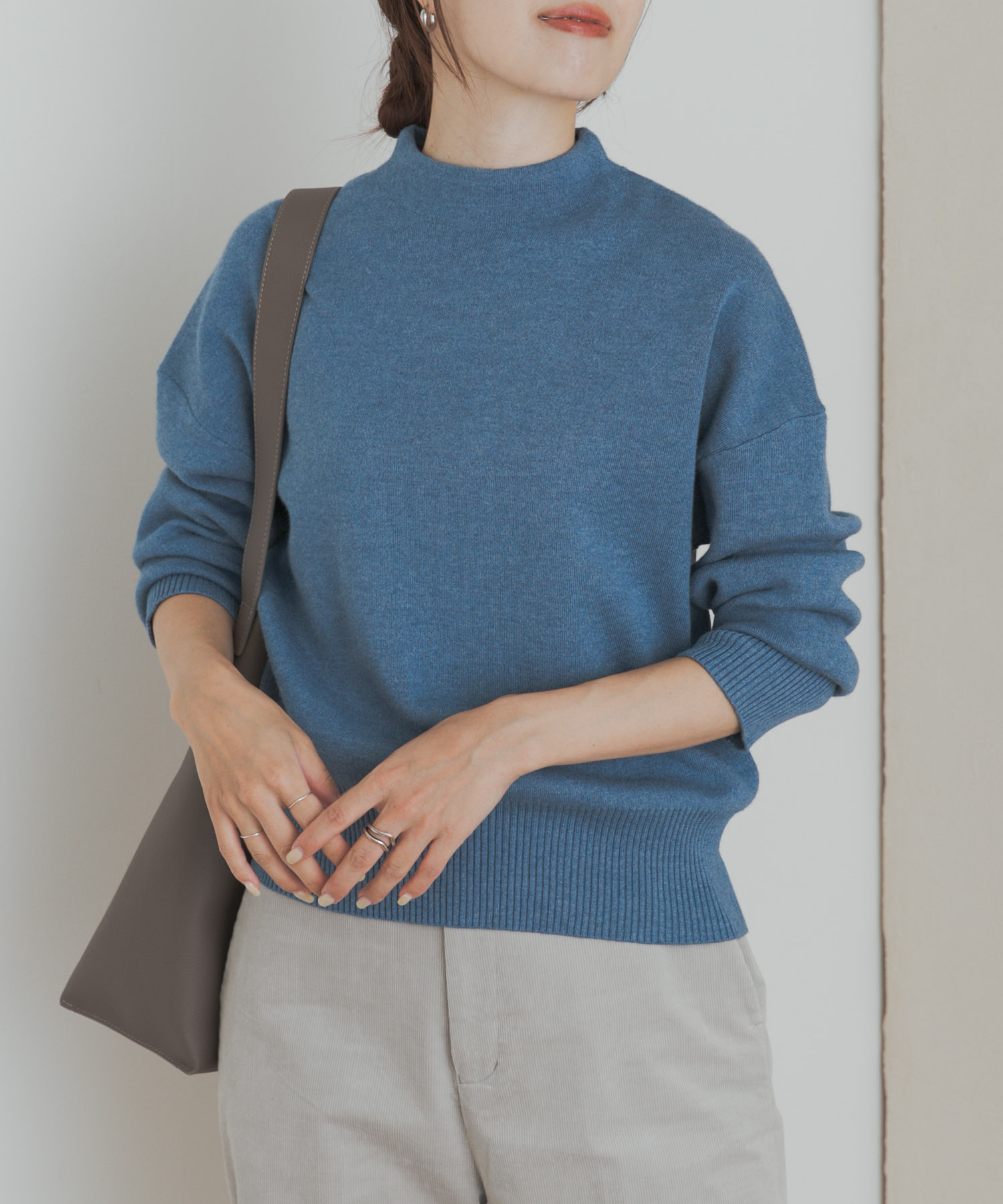 『蓄熱』ボトルネックKNITプルオーバー BLUE M