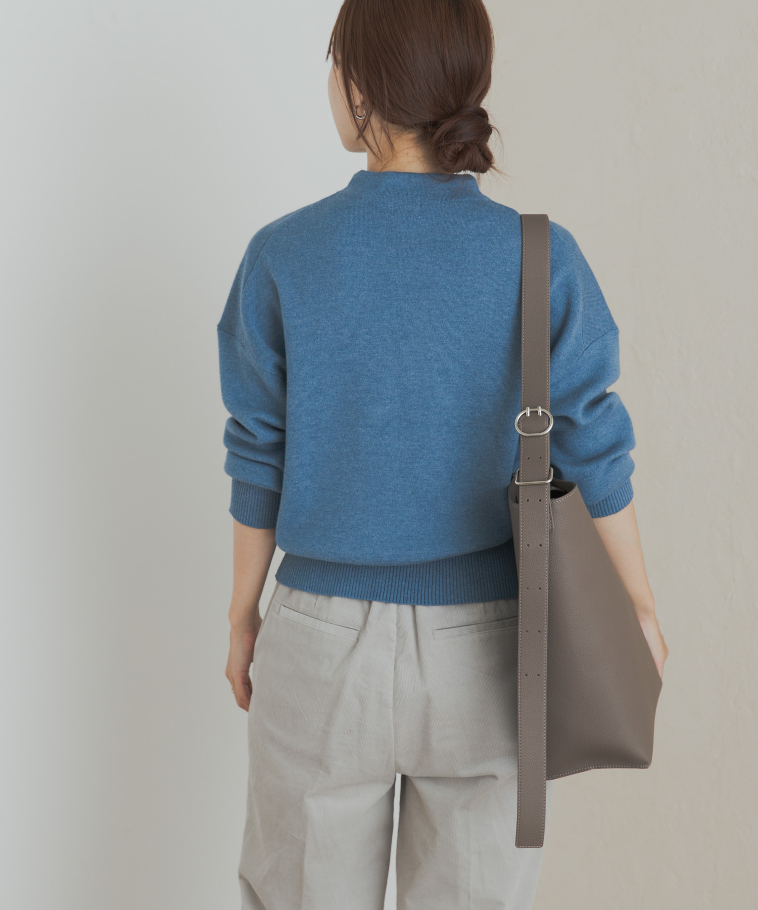 『蓄熱』ボトルネックKNITプルオーバー BLUE M