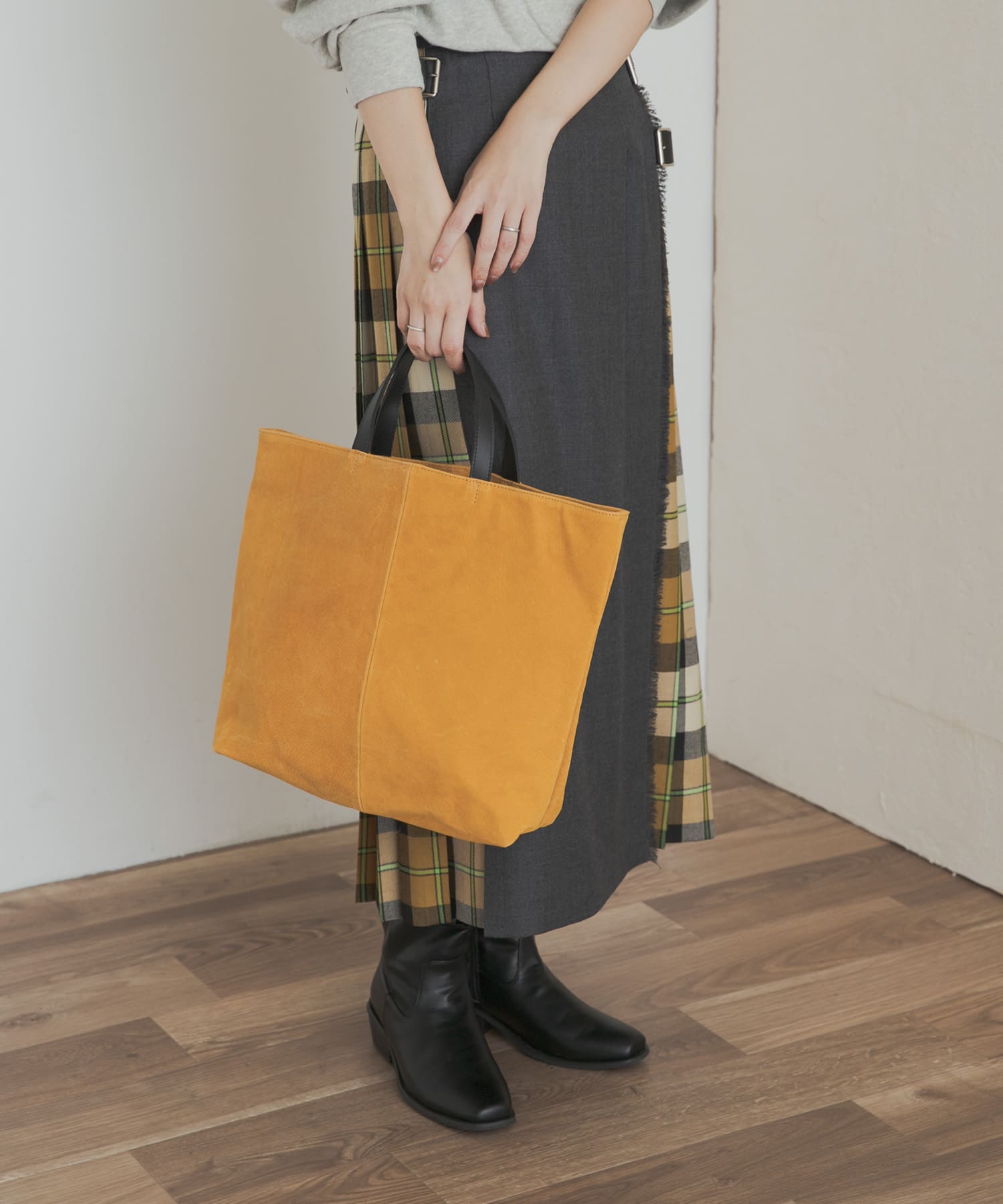 スエードトート MUSTARD one