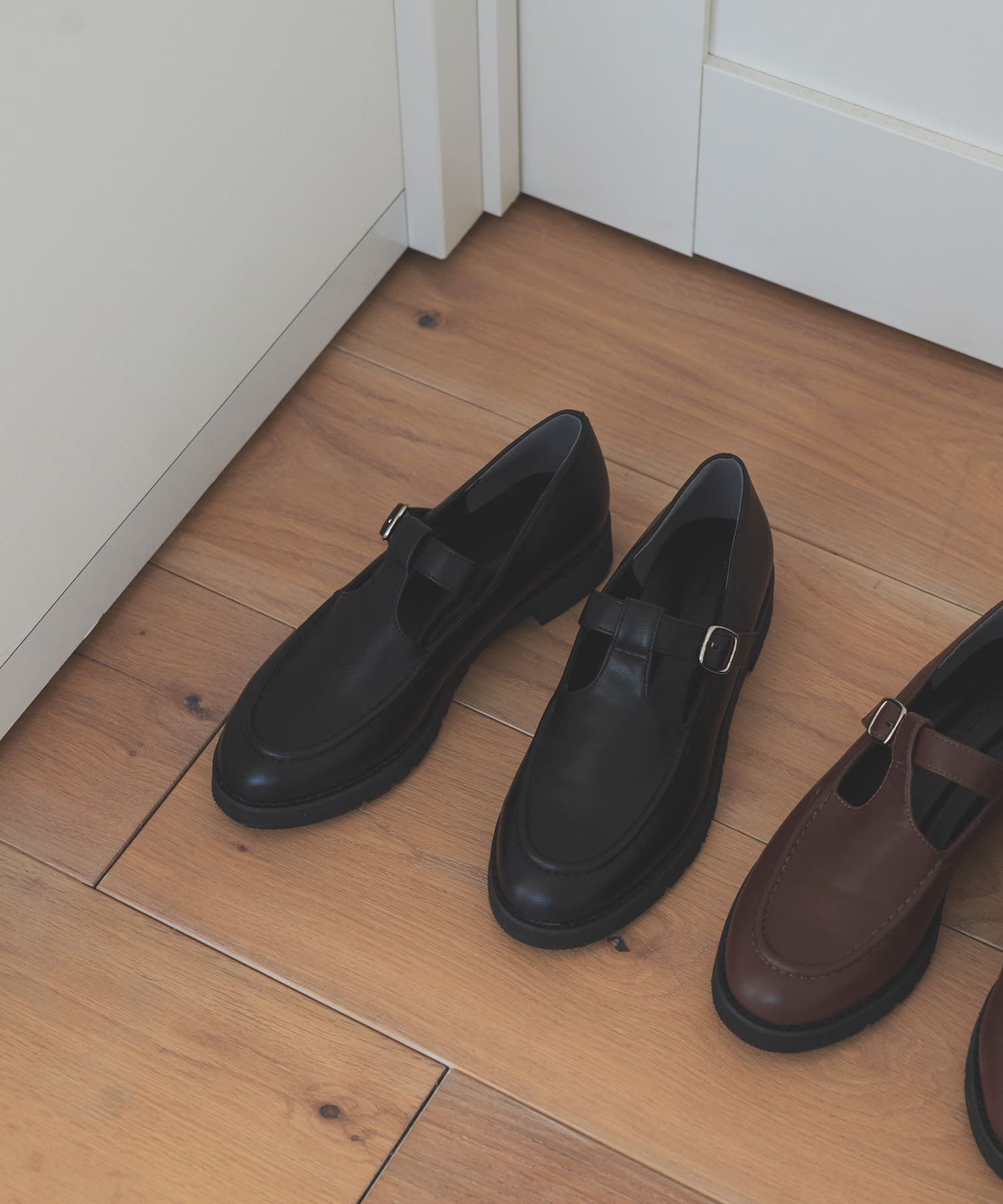 Tストラップローファー