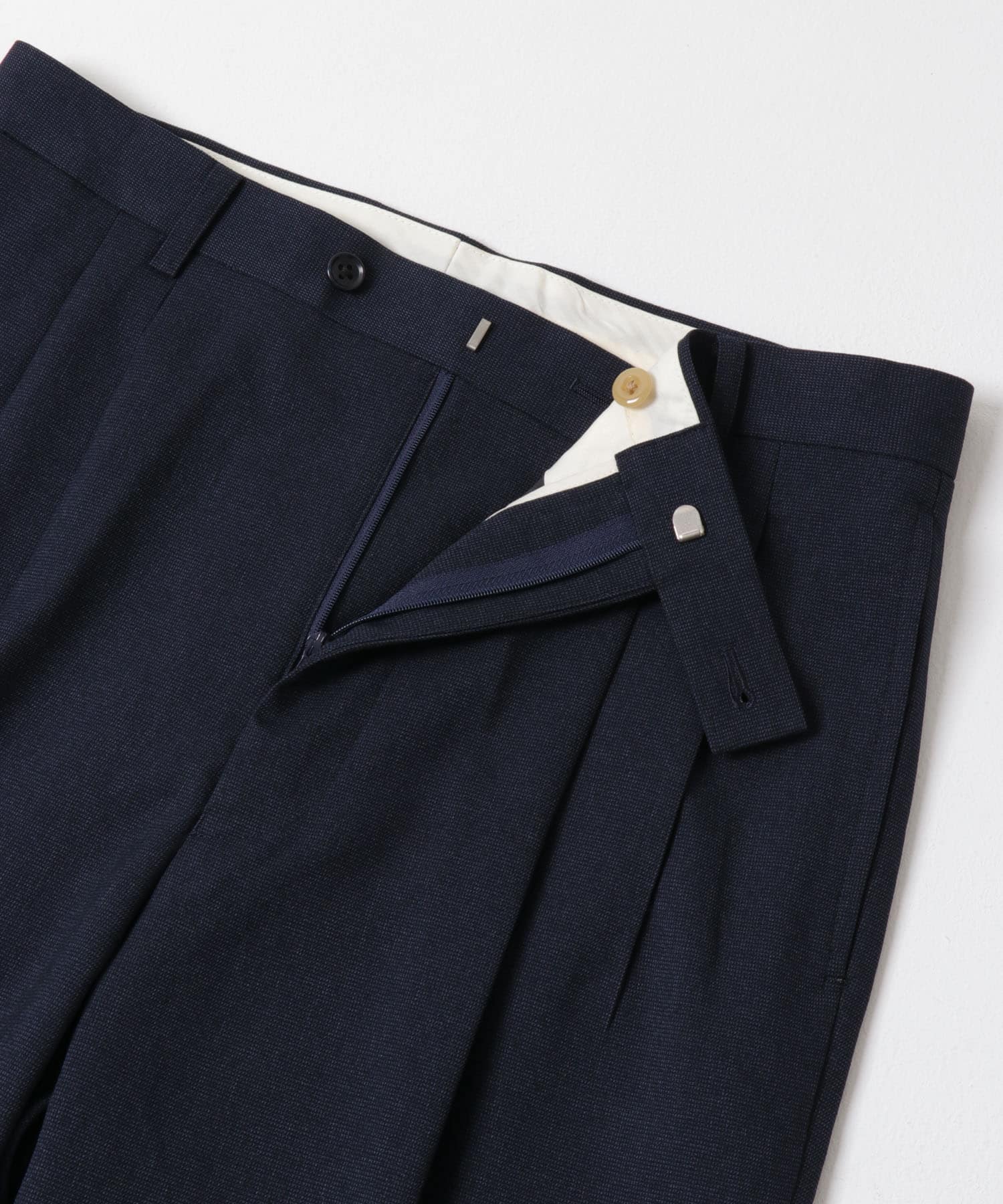 LIFE STYLE TAILOR ピンヘッドツイルストレッチ2タックパンツ(S NAVY