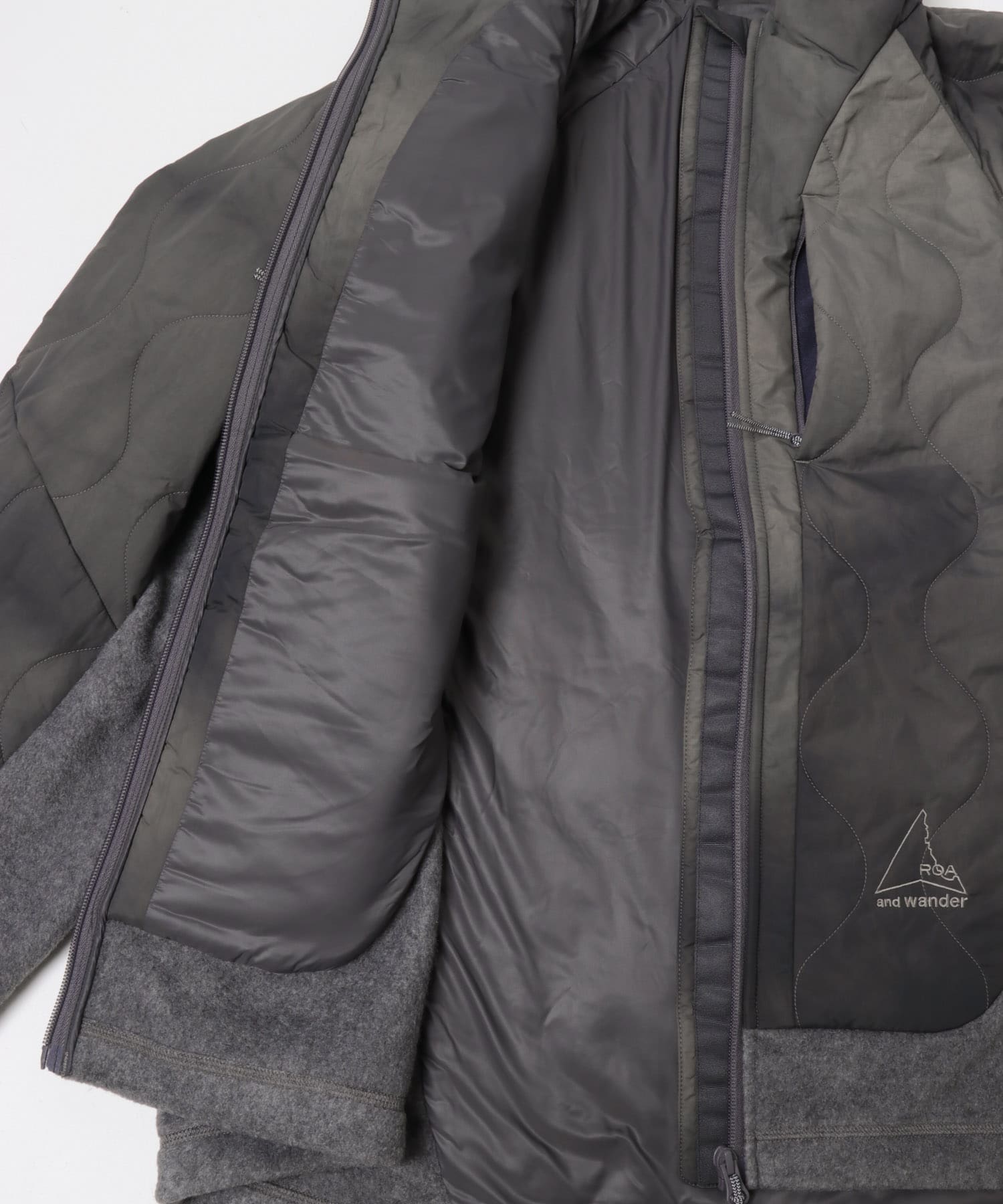 and wander　ROA quilting fleece jacket Gray M