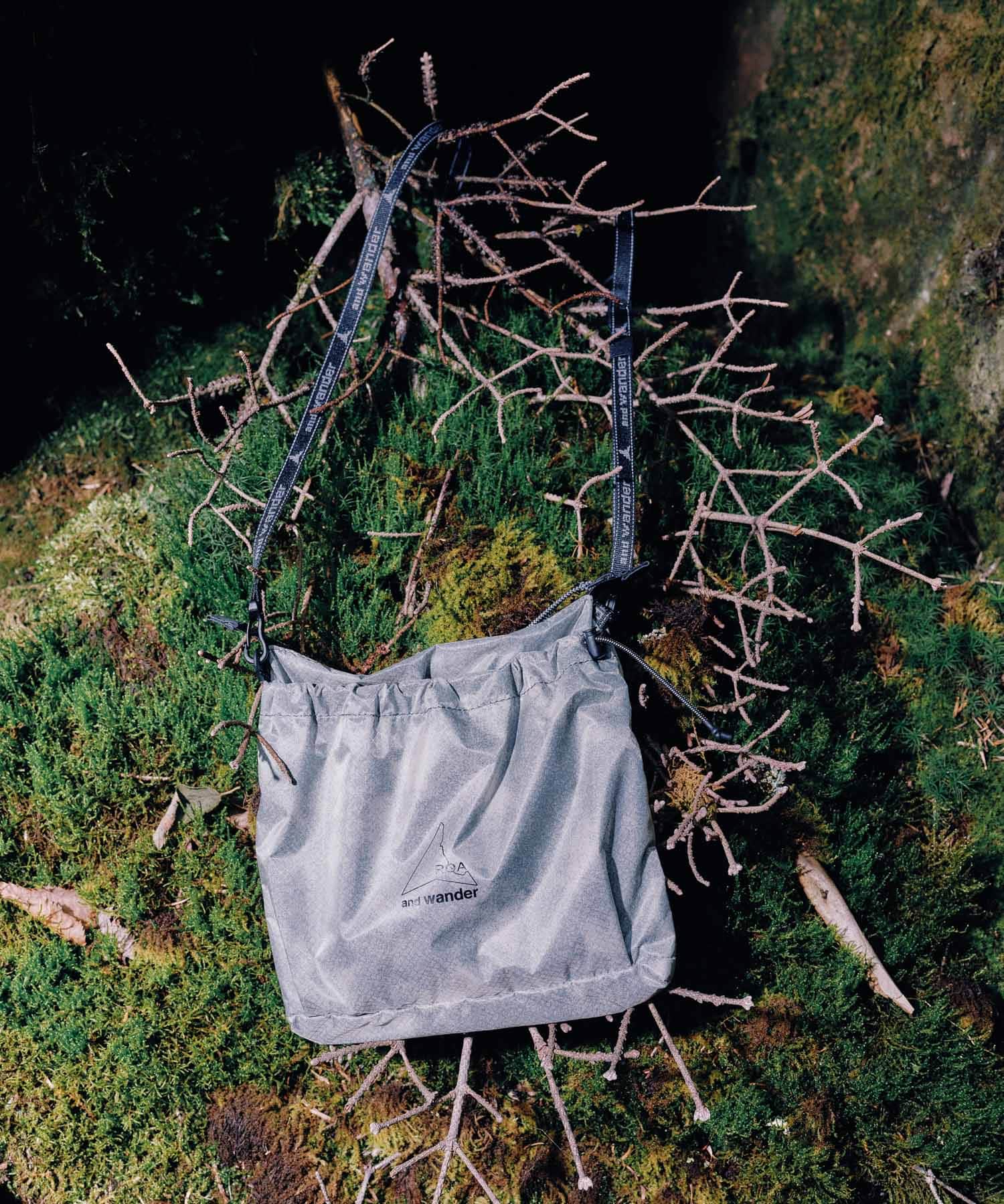 and wander　ROA sil printed sacoche