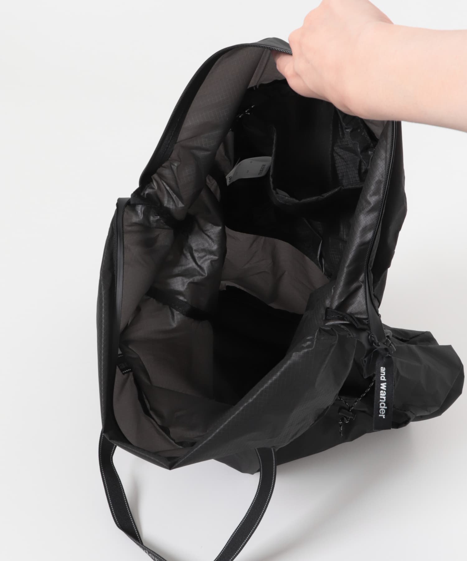 and wander　sil tote bag Black one