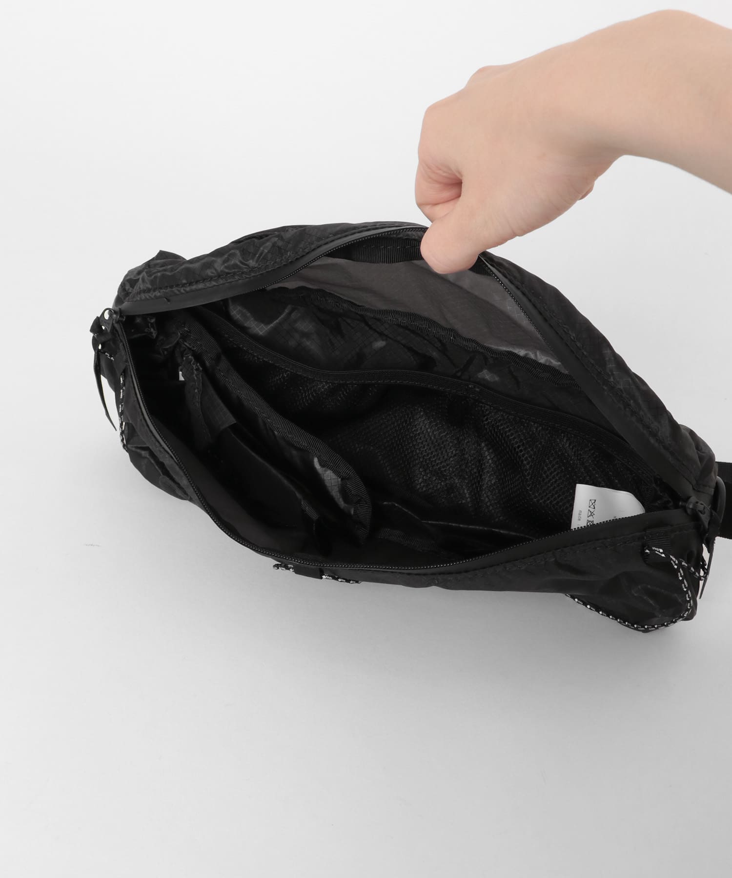 and wander　sil waist bag Black one