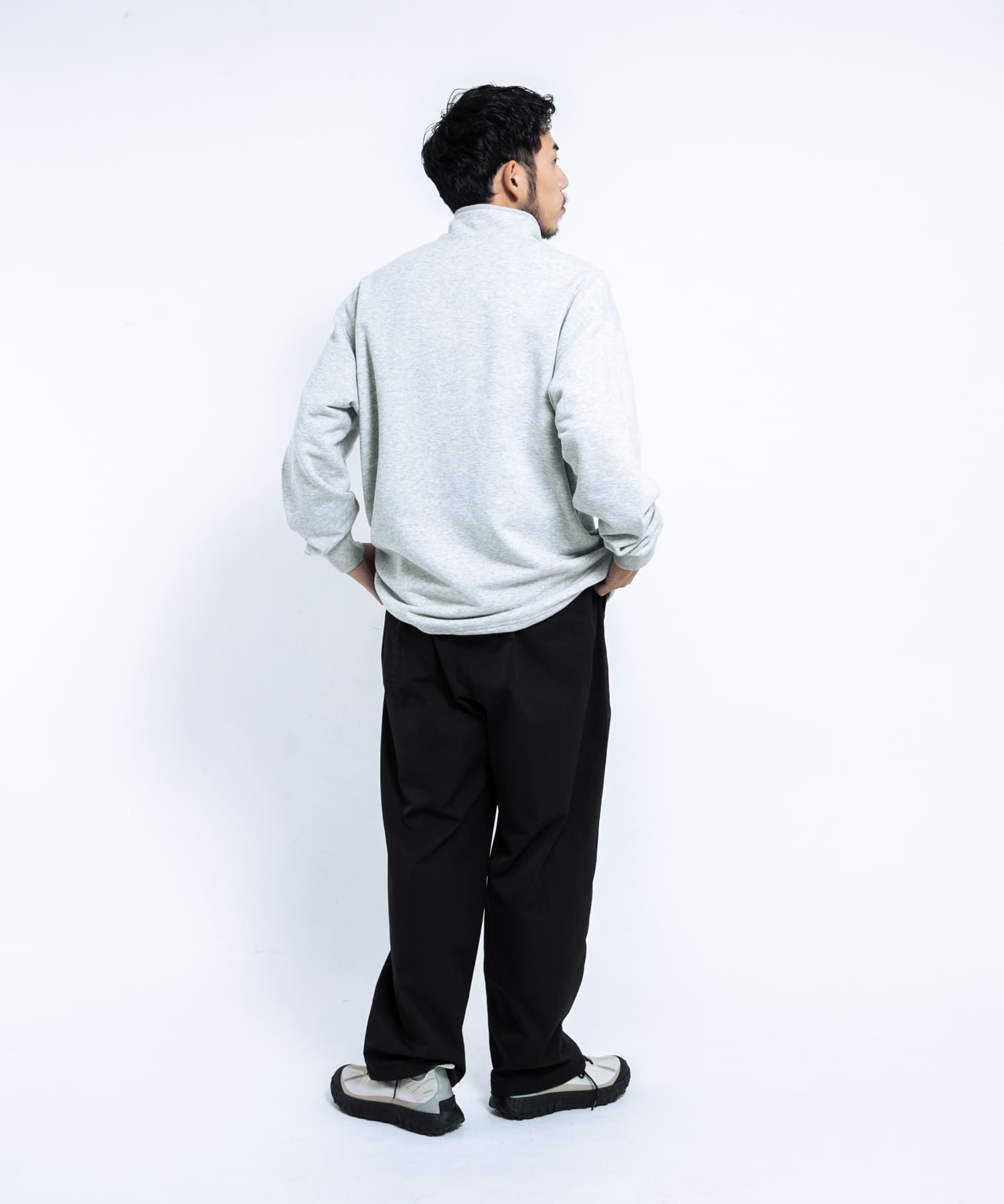 グレー