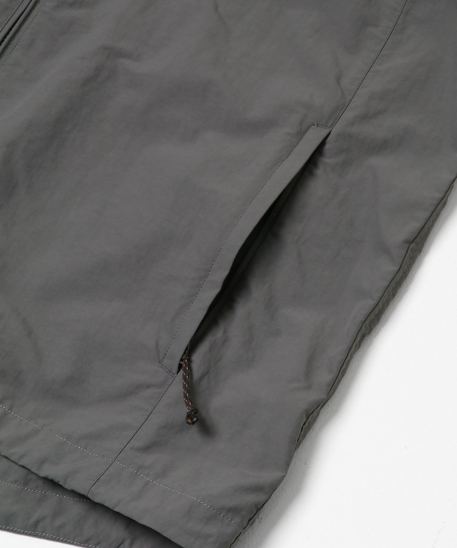 『UR TECH』ナイロンタッサーフーディー グラファイト M