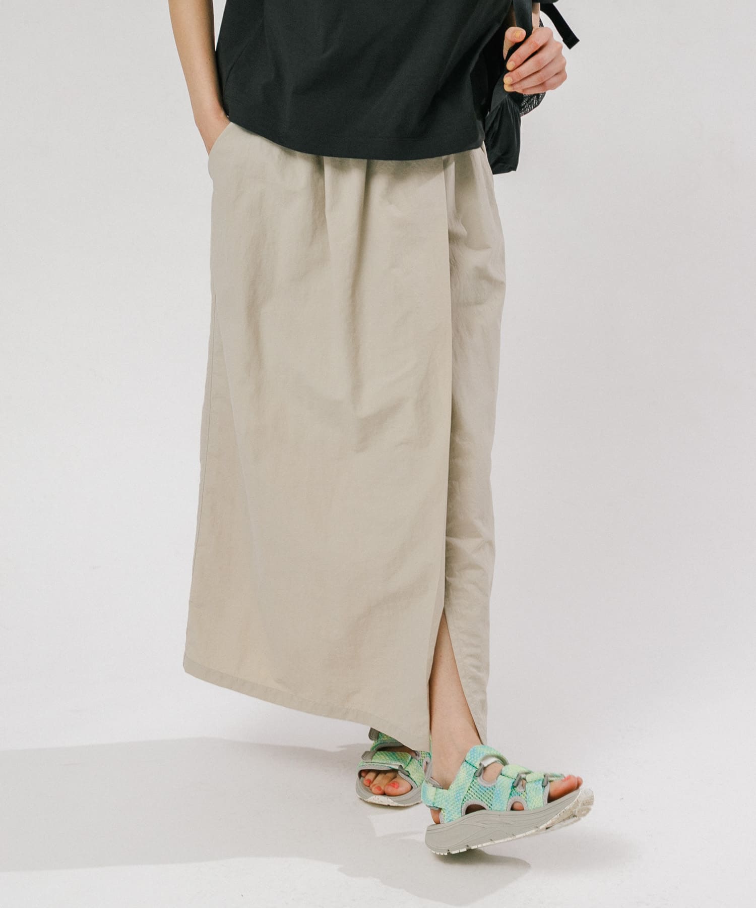 『UR TECH』ナイロンタッサ－ラップ風スカート