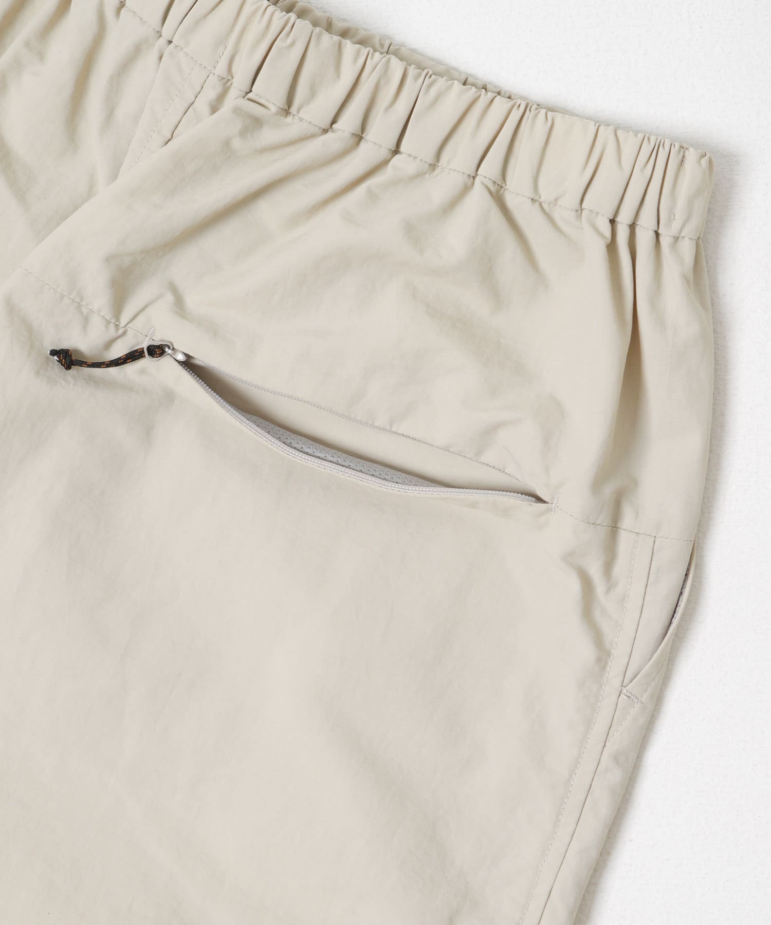 『UR TECH』ナイロンタッサ－ラップ風スカート ベージュ One