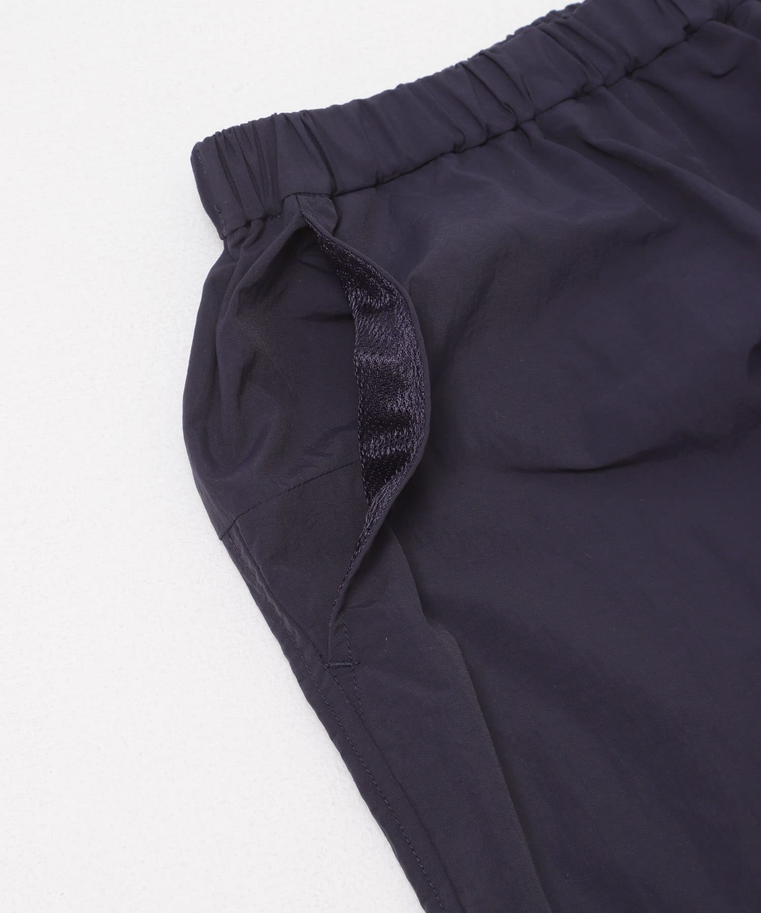 『UR TECH』ナイロンタッサ－ラップ風スカート ネイビー One