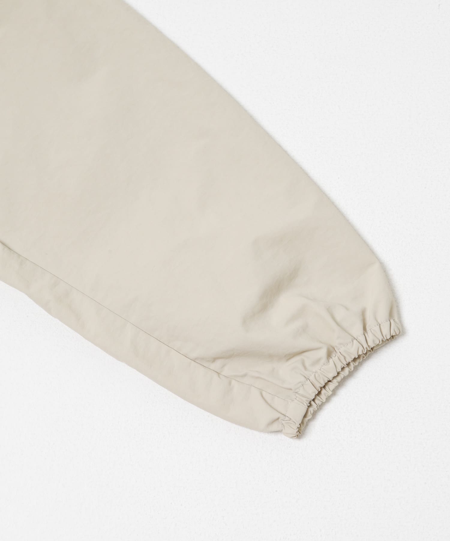 『UR TECH』ナイロンタッサージップパーカー ベージュ One