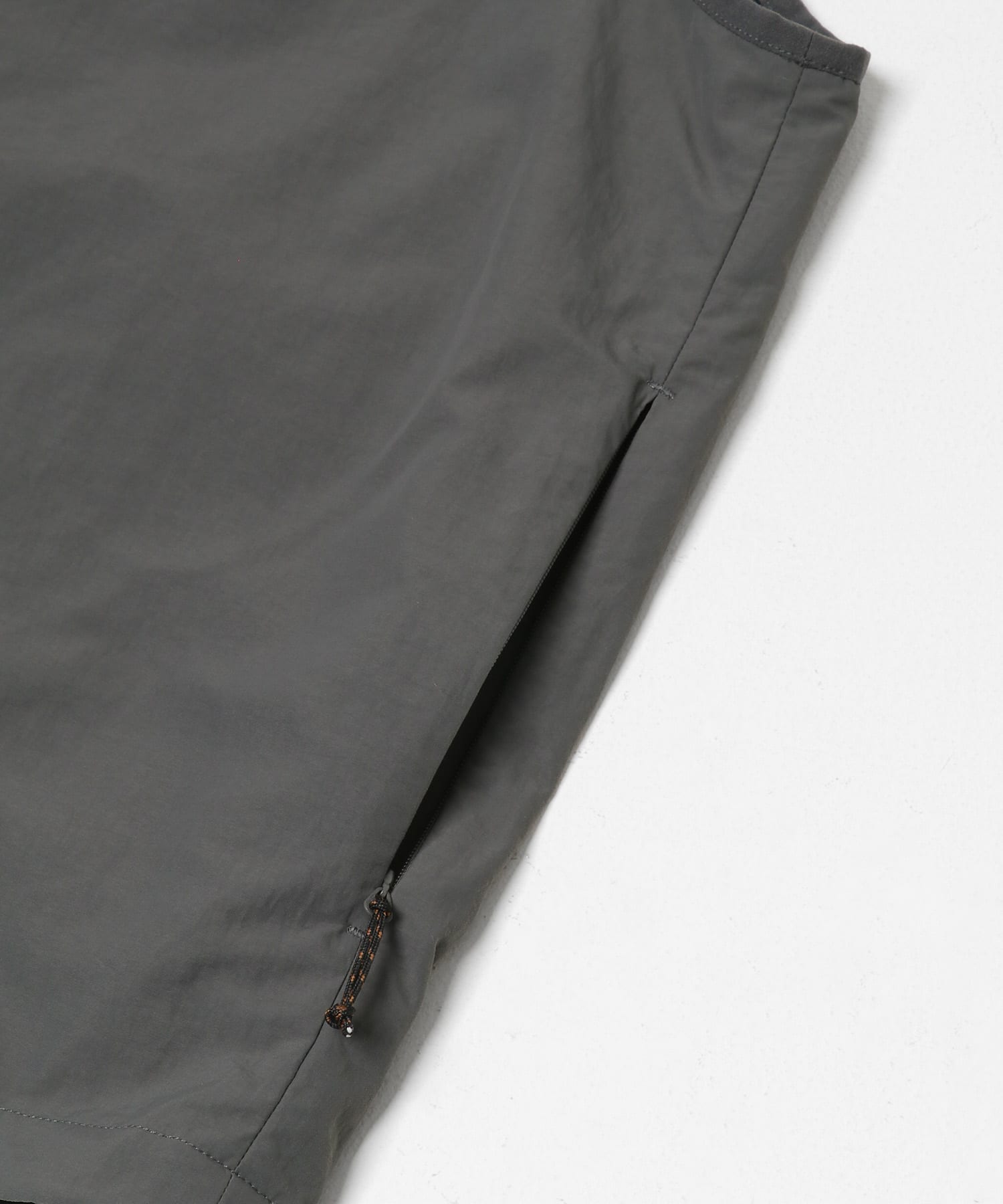 『UR TECH』ナイロンタッサーベスト グラファイト M