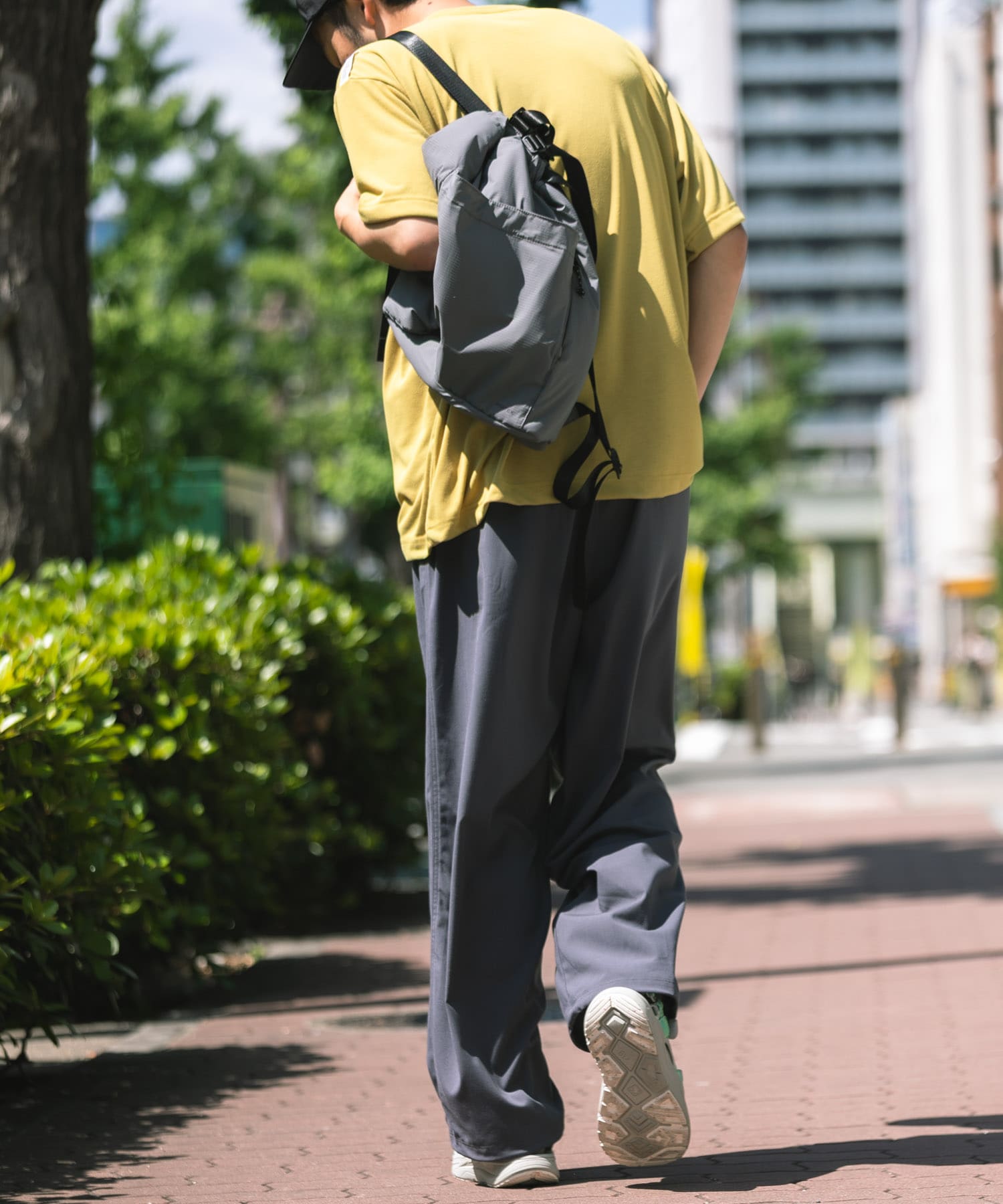 グレー