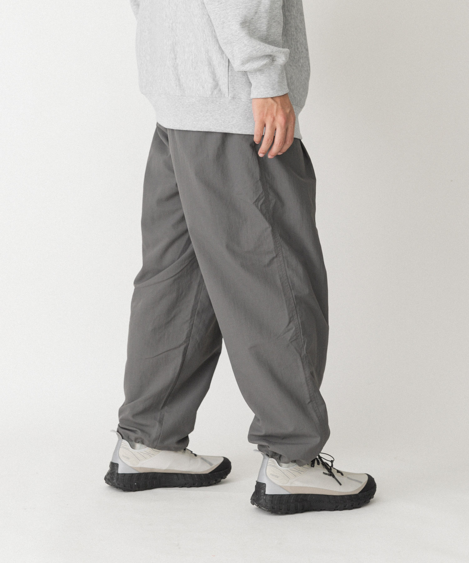 『URTECH』ナイロンタッサーウォームトラウザー グラファイト M