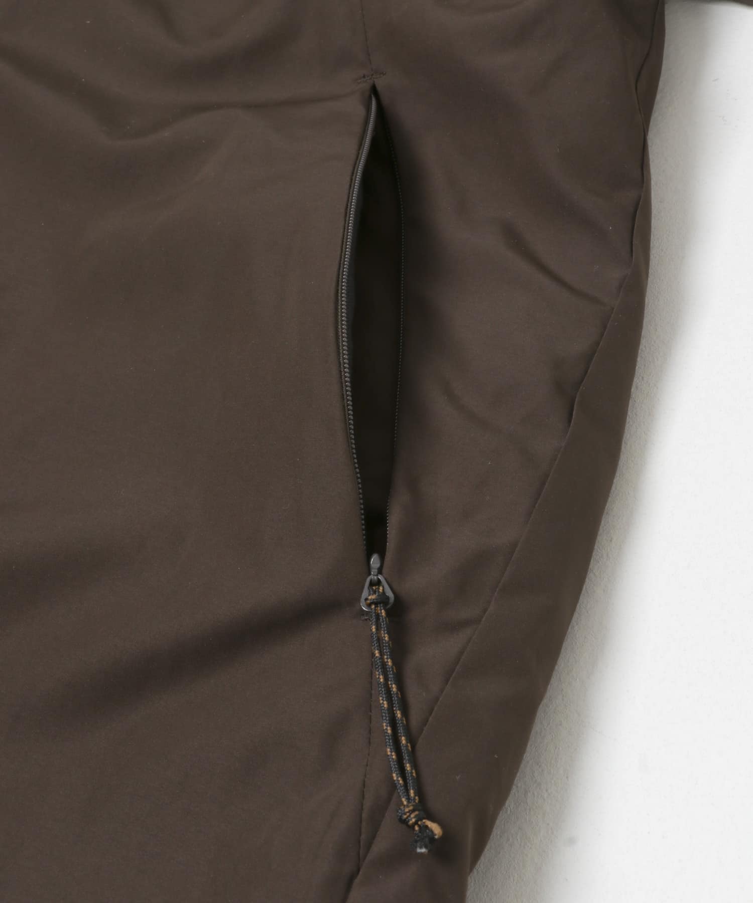 ダークブラウン