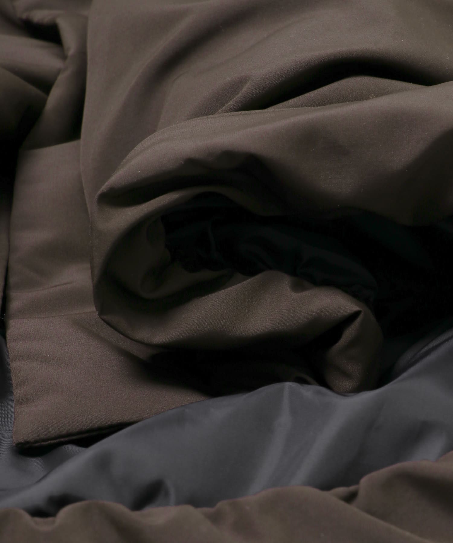 ダークブラウン