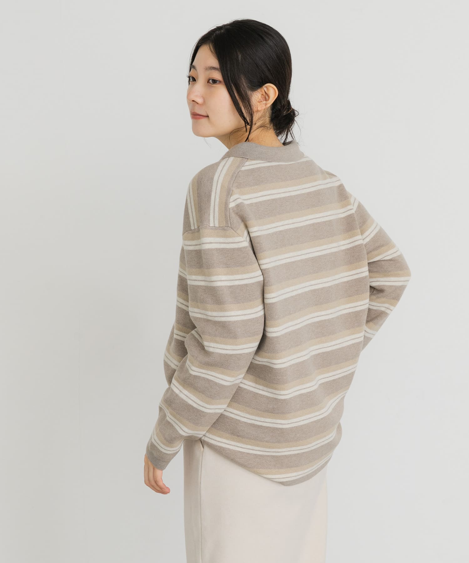 ベージュ