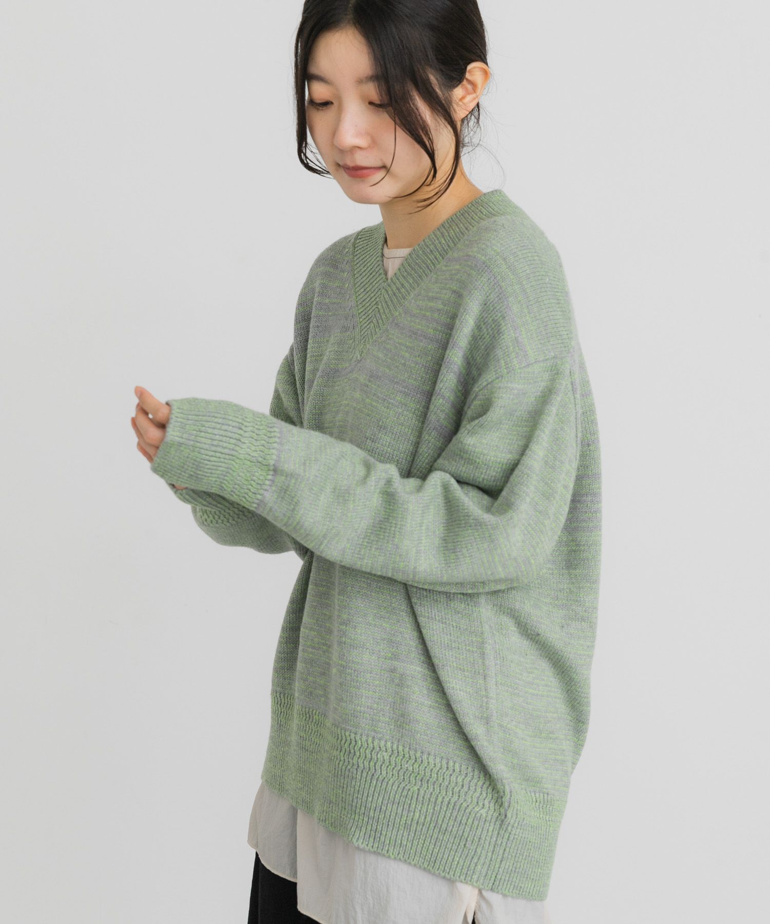 グレー