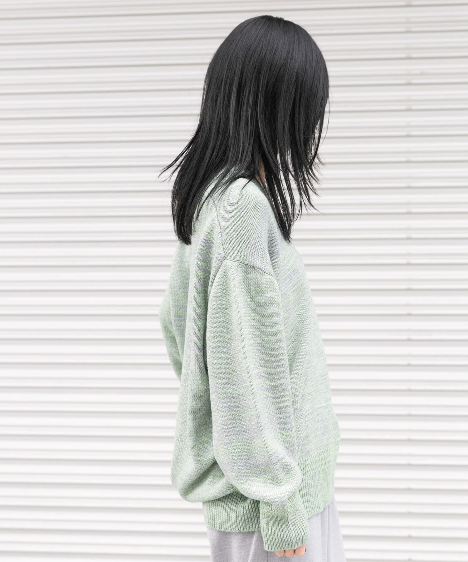 グレー