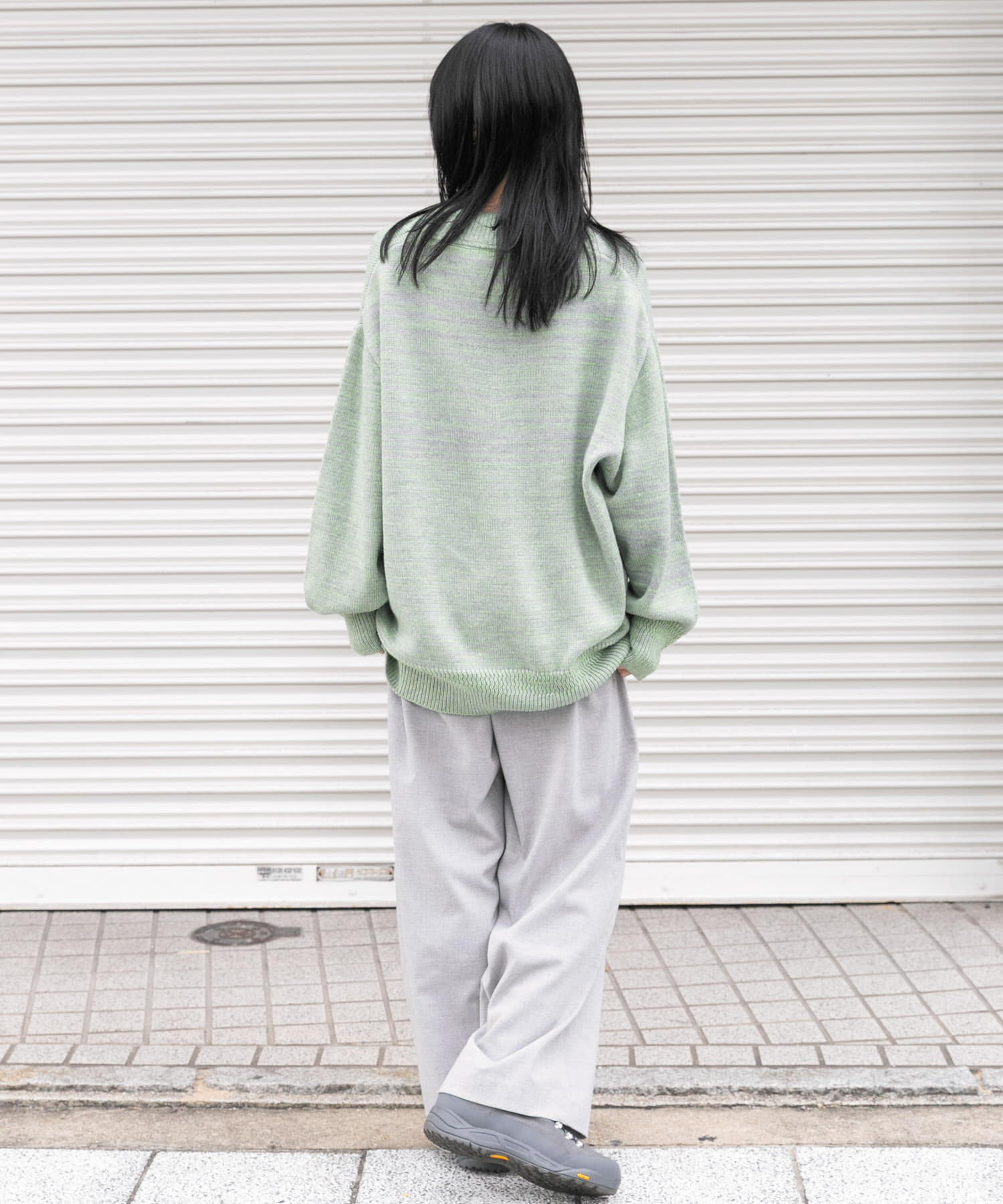 グレー