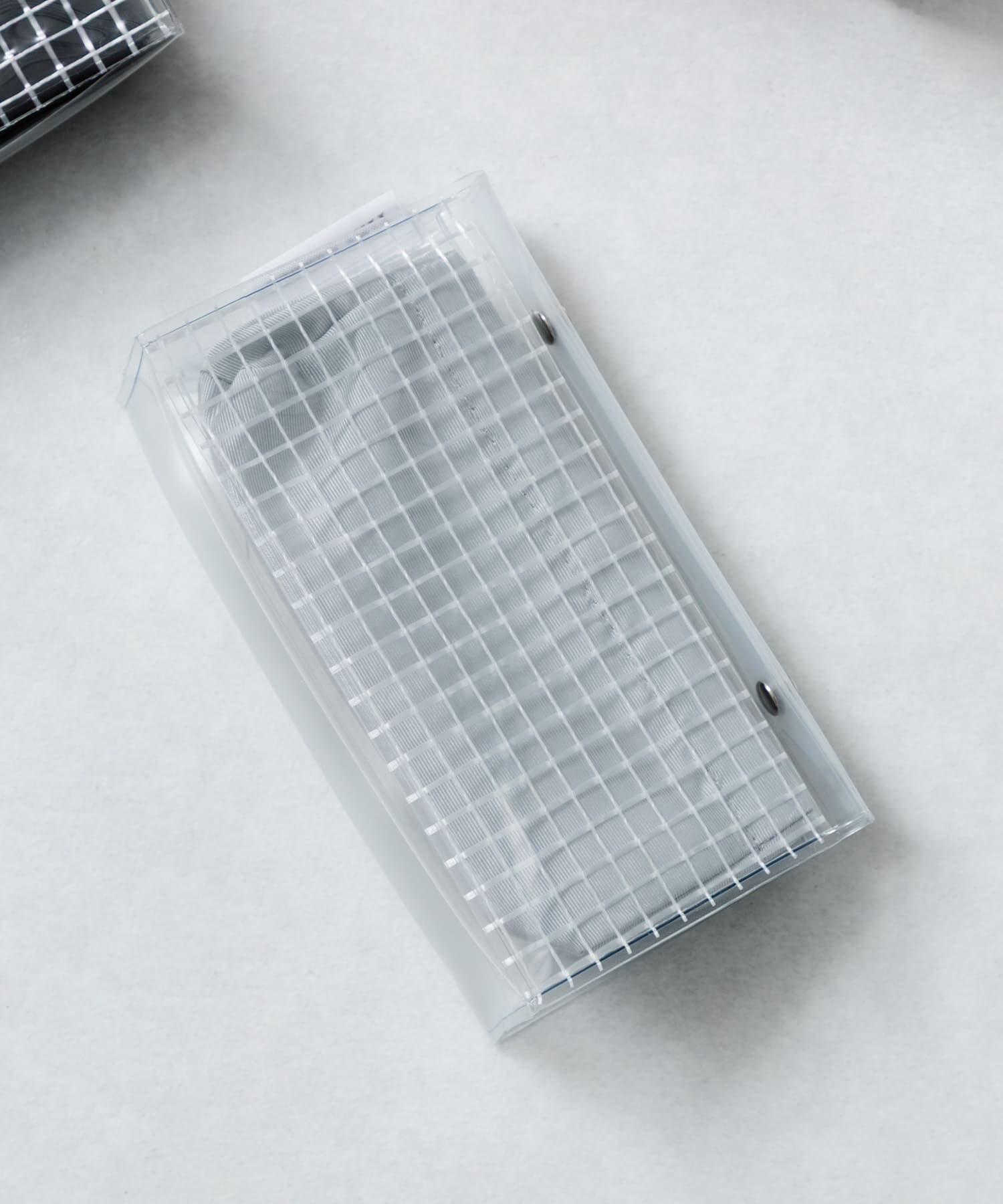TINY GARDEN PRODUCTS　マルチユーストラベルクリアポーチ GRAY One