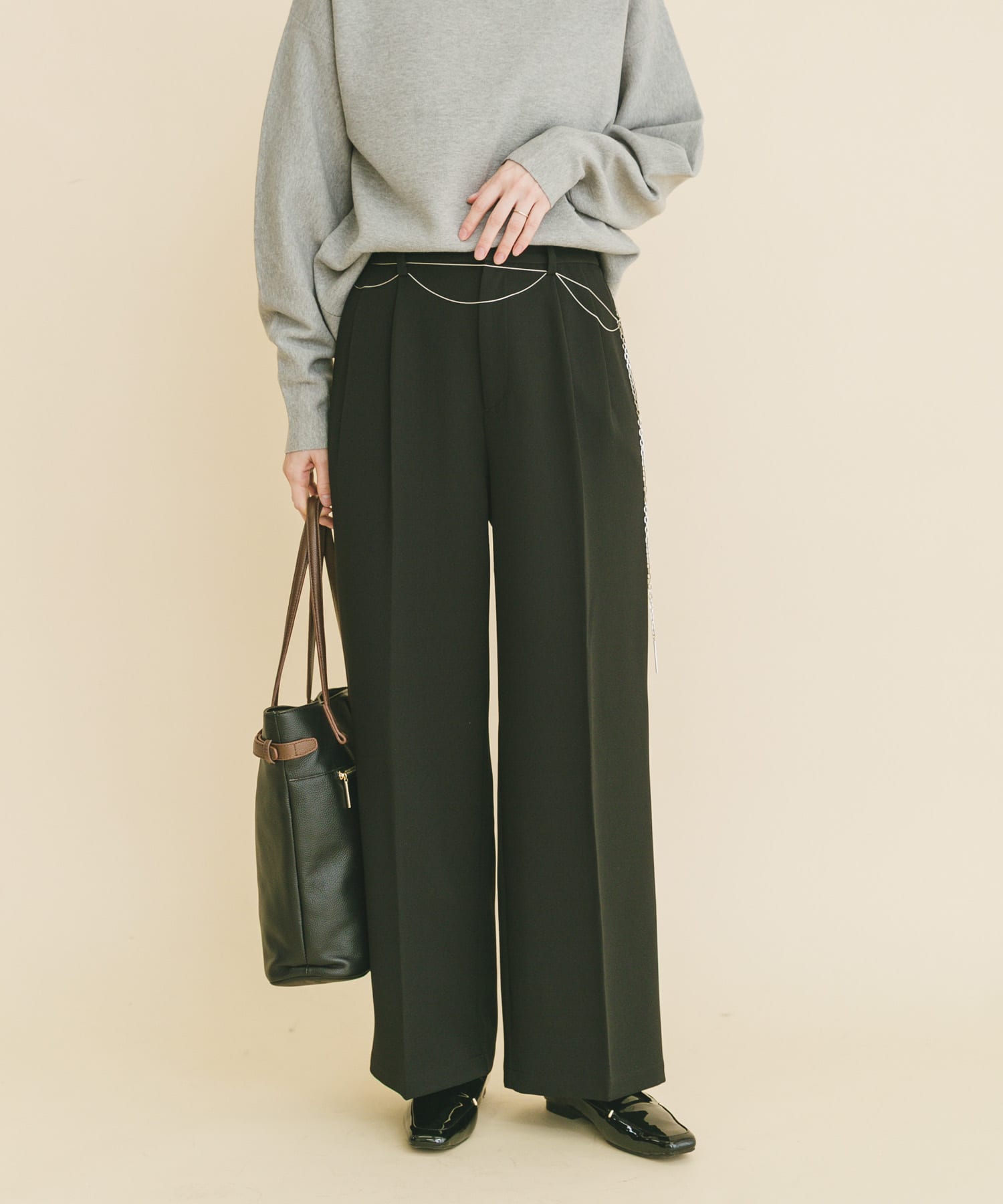 チェーンベルト付きパンツ