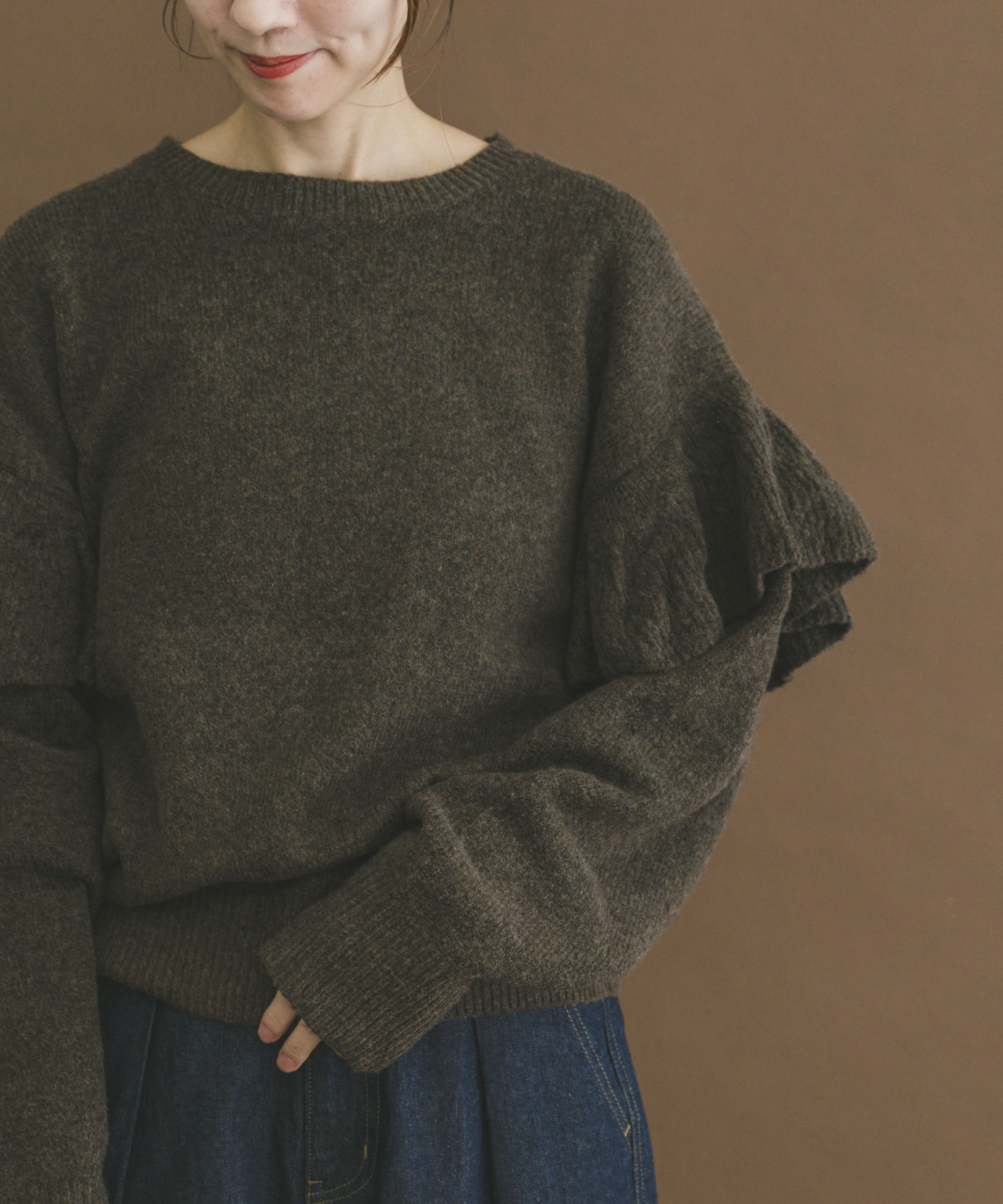 フリルクルーネックニット