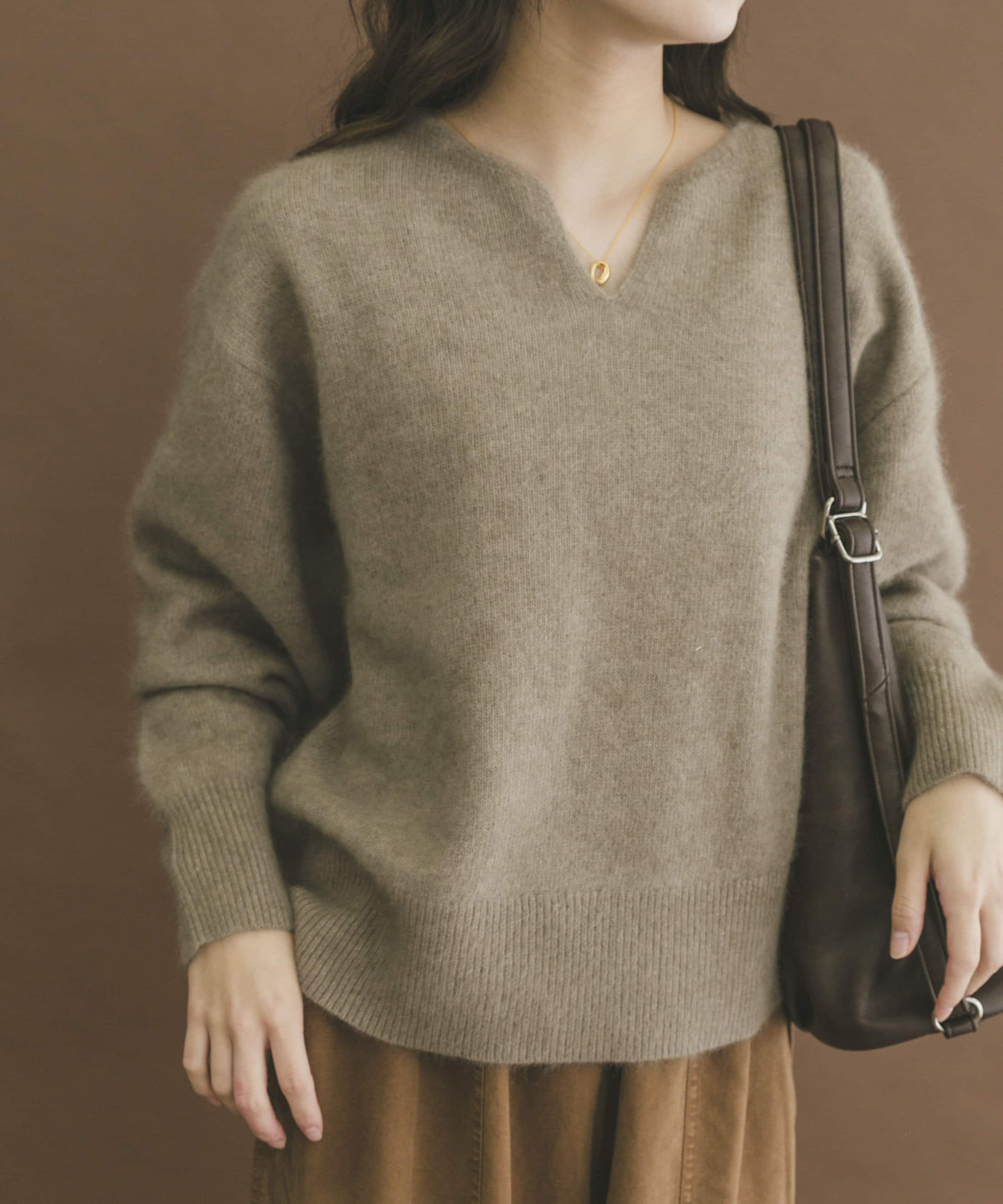 ラクーンキーネックニット