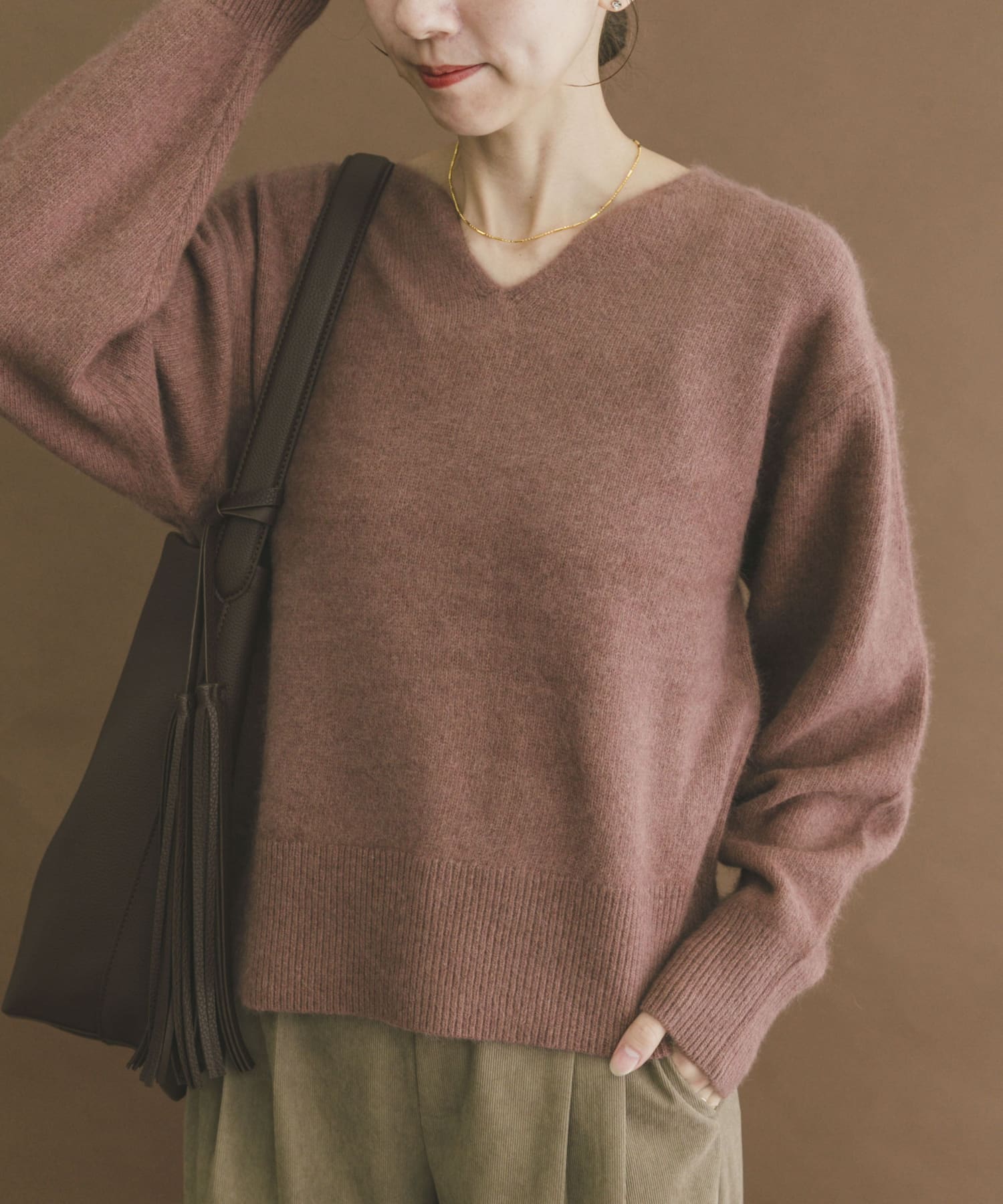 ラクーンキーネックニット