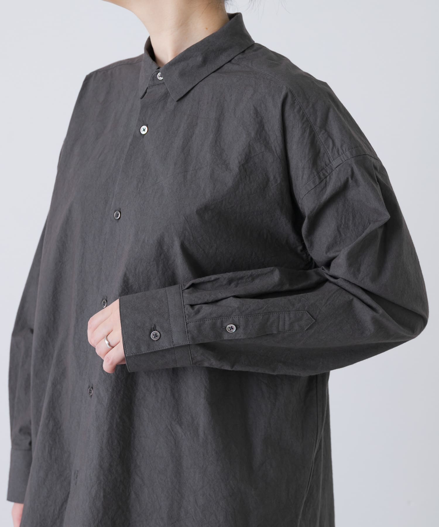 『ユニセックス』コットンレギュラーカラーボックスシャツ CHARCOAL 1