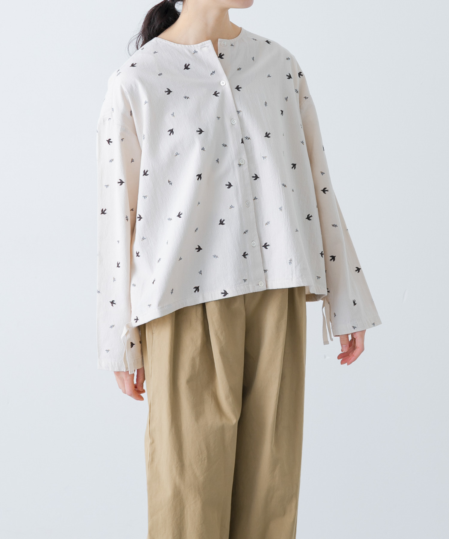 ツバメ刺繍ブラウス